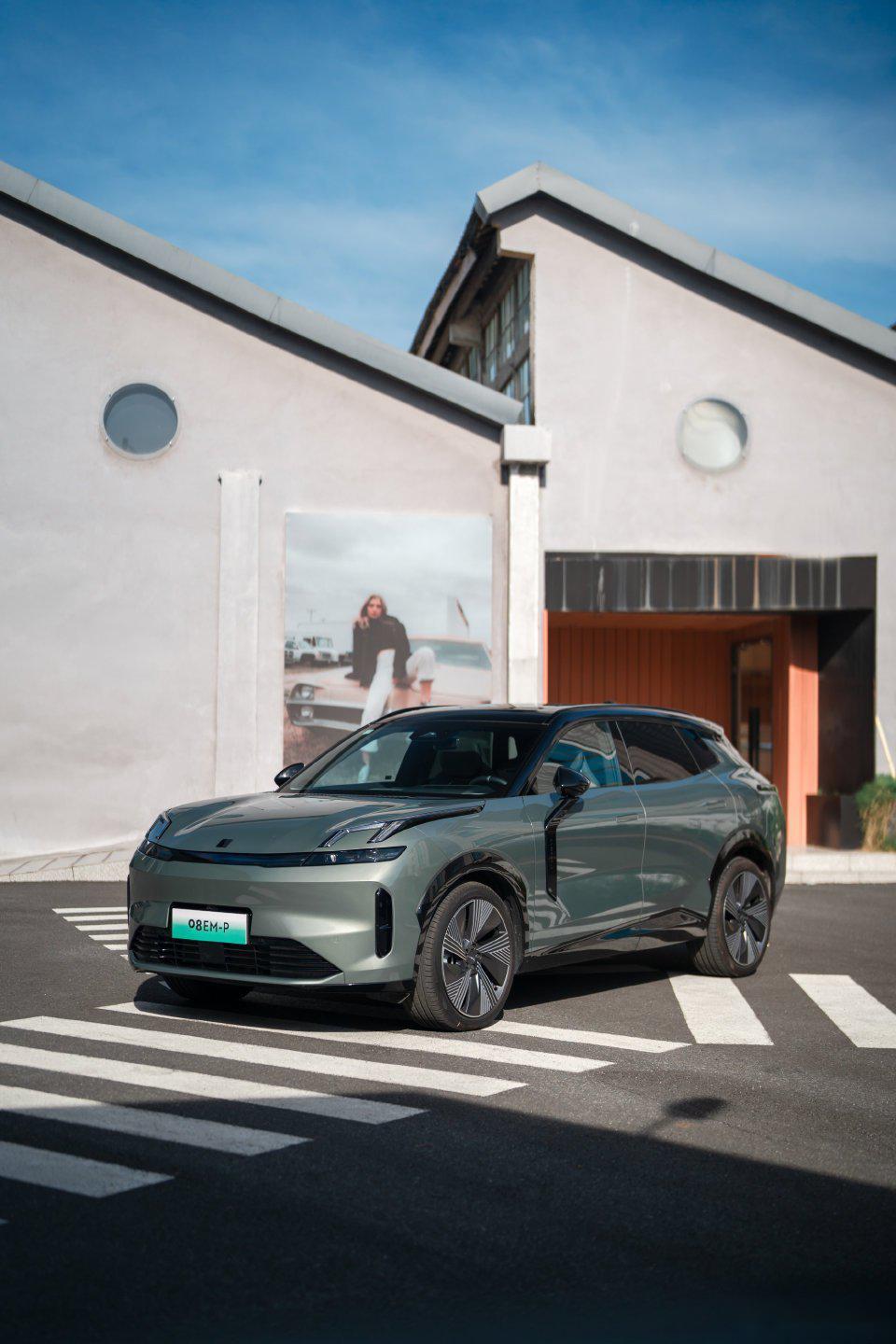 独特的分体式大灯和个性化的车标让人过目难_领克08社区_易车社区