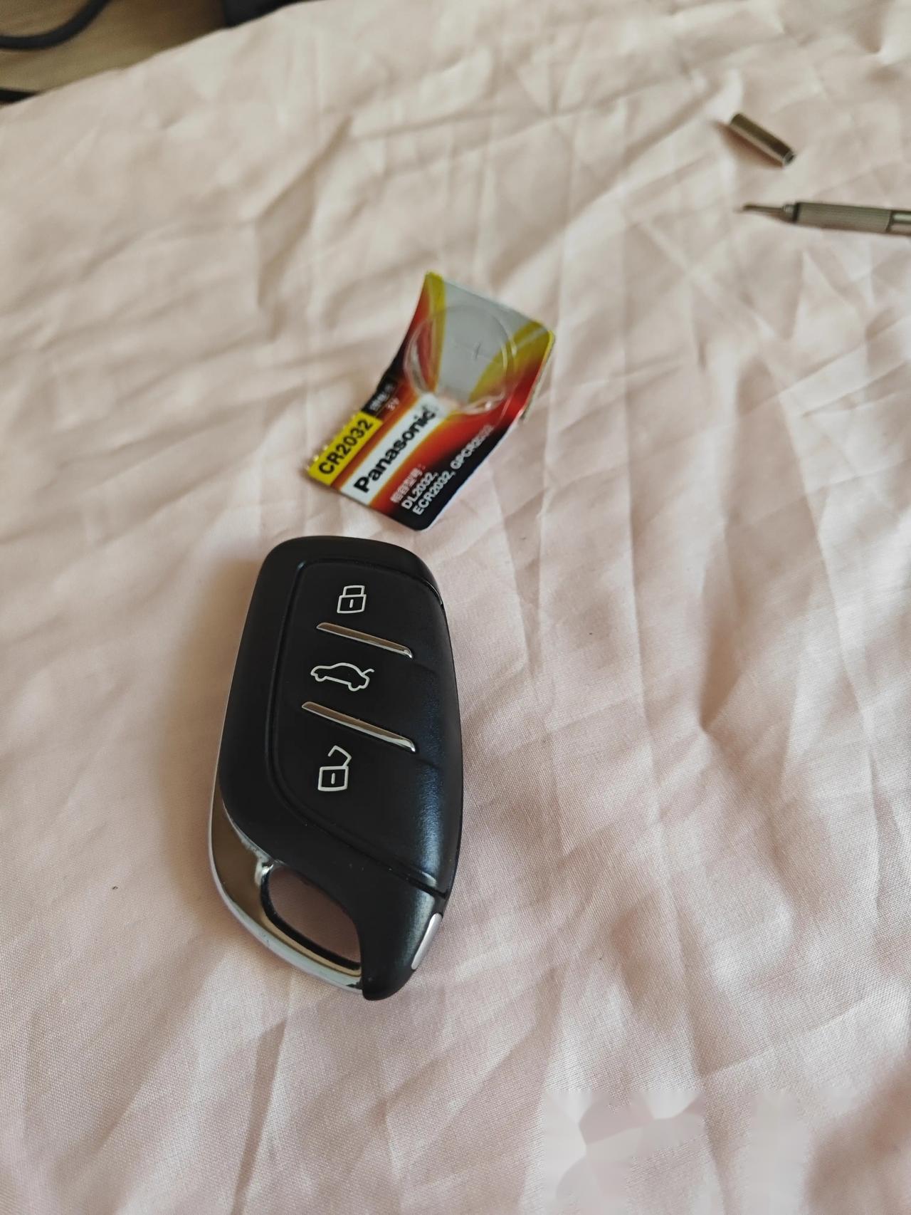 荣威i5钥匙厂里动手换电池,搞定