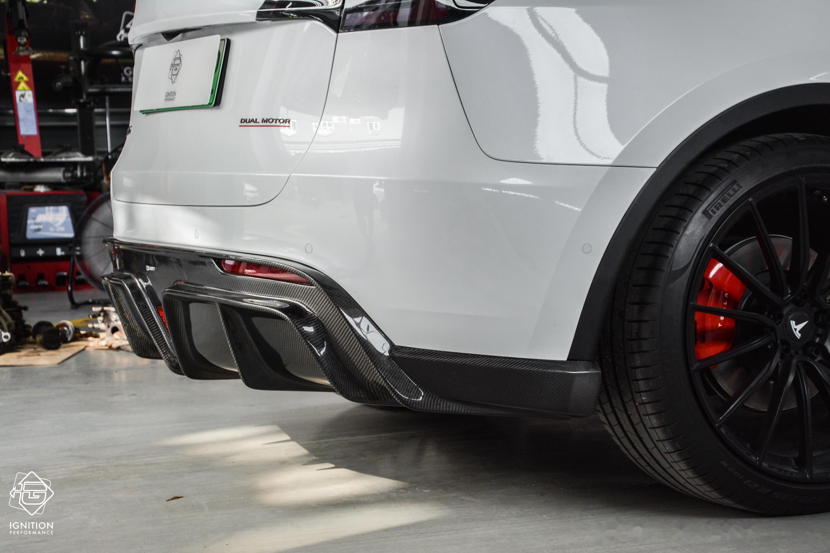 特斯拉 model y p版 cmst干式碳纤维后唇 带三角领航灯版 车尾可能是