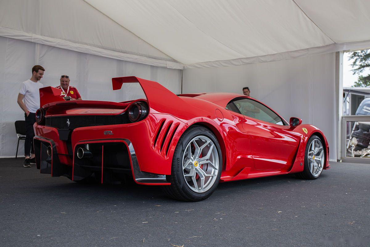 法拉利sf90 spider是一款令人惊叹的超级跑车.