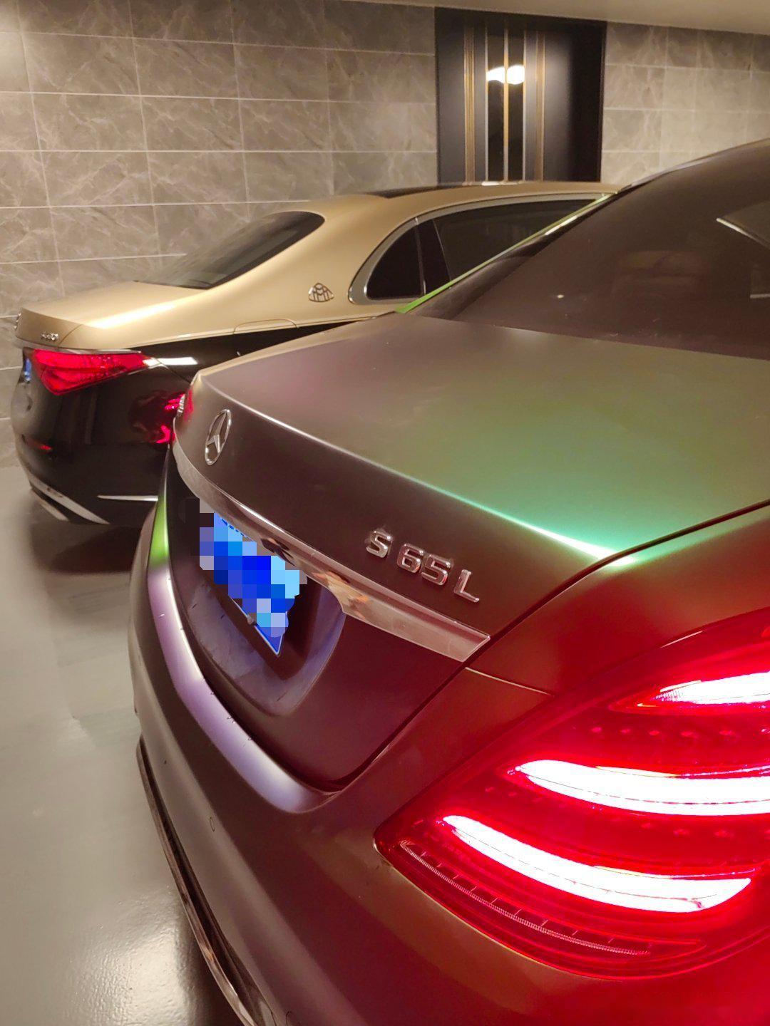 两代奔驰v12的雨夜相遇. 昨晚开着迈巴赫s680和上海粉丝的s65 l amg