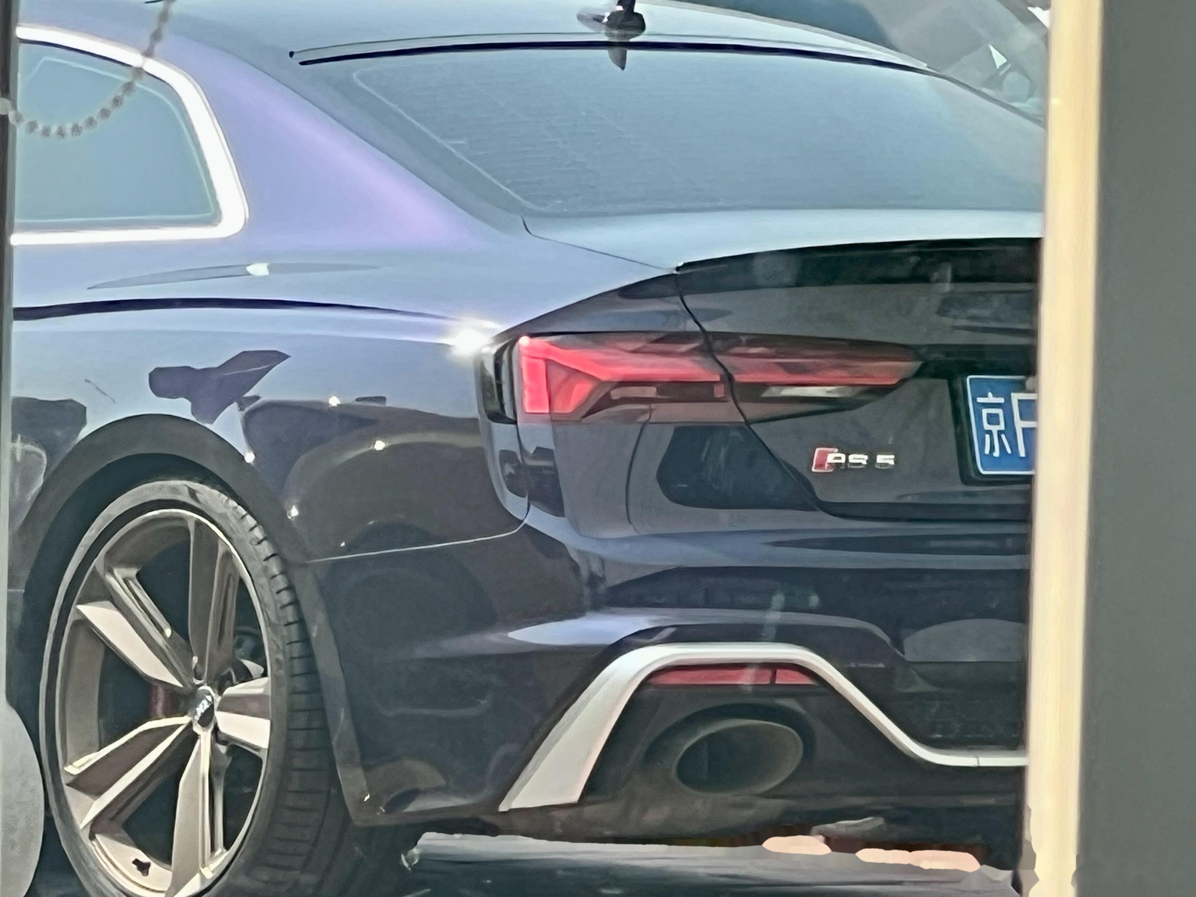 奥迪rs5真的没毛病,除了内饰拉垮,其他真的完美….