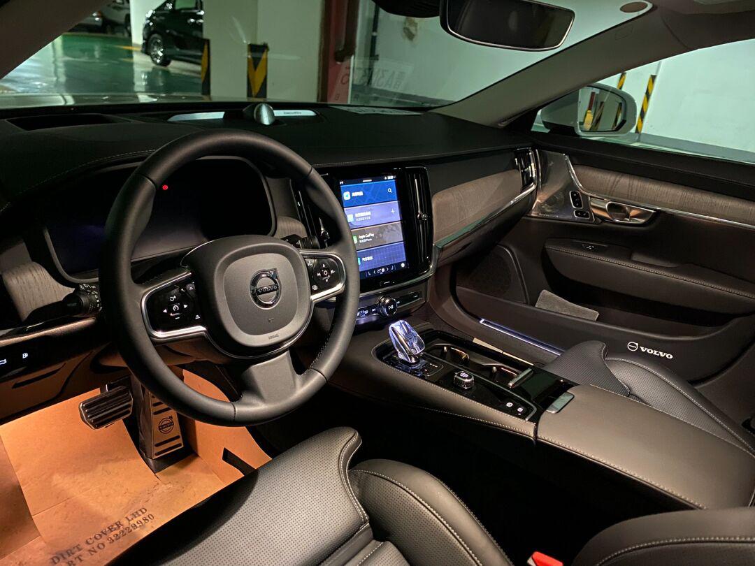 2024款沃尔沃s90t8黑色内饰