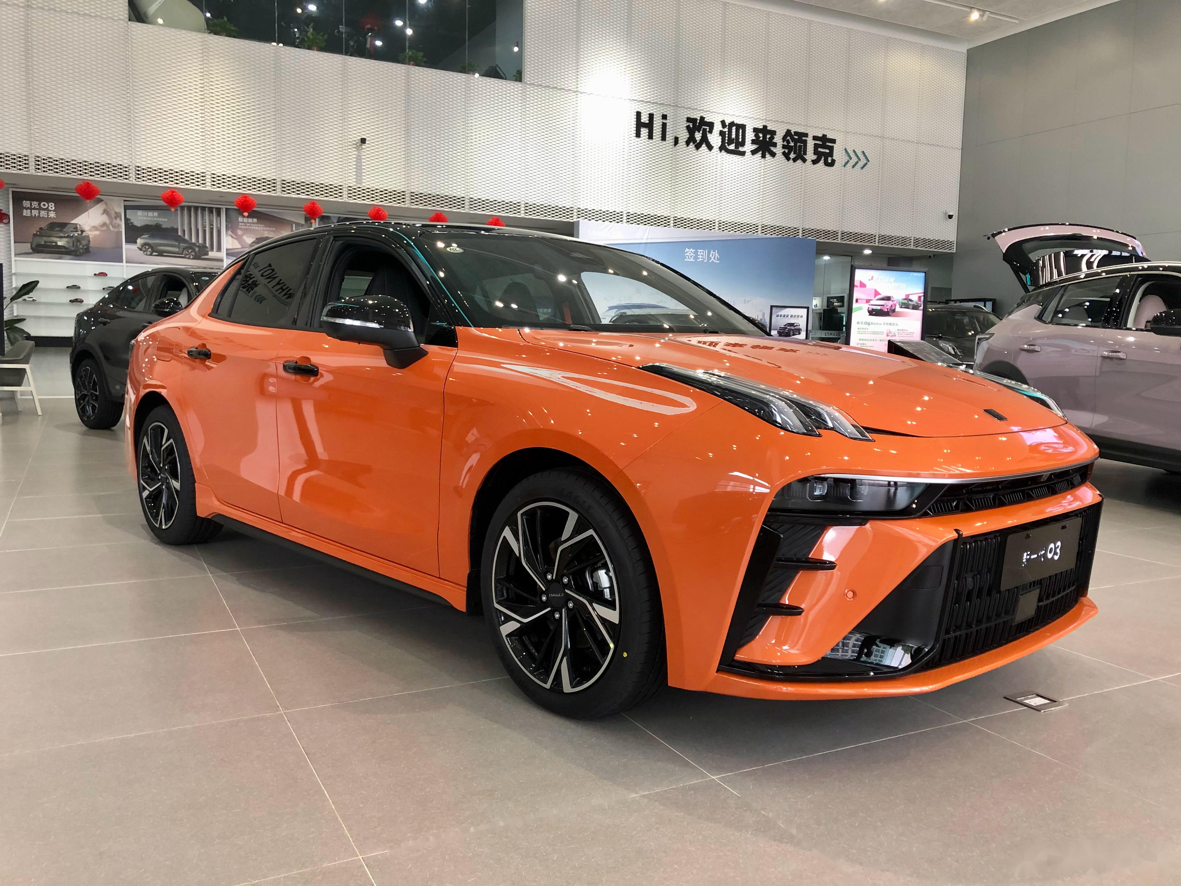 领克03 2.0t的pro和halo版本上新了橙色的涂装,车顶还是全黑的版本,而