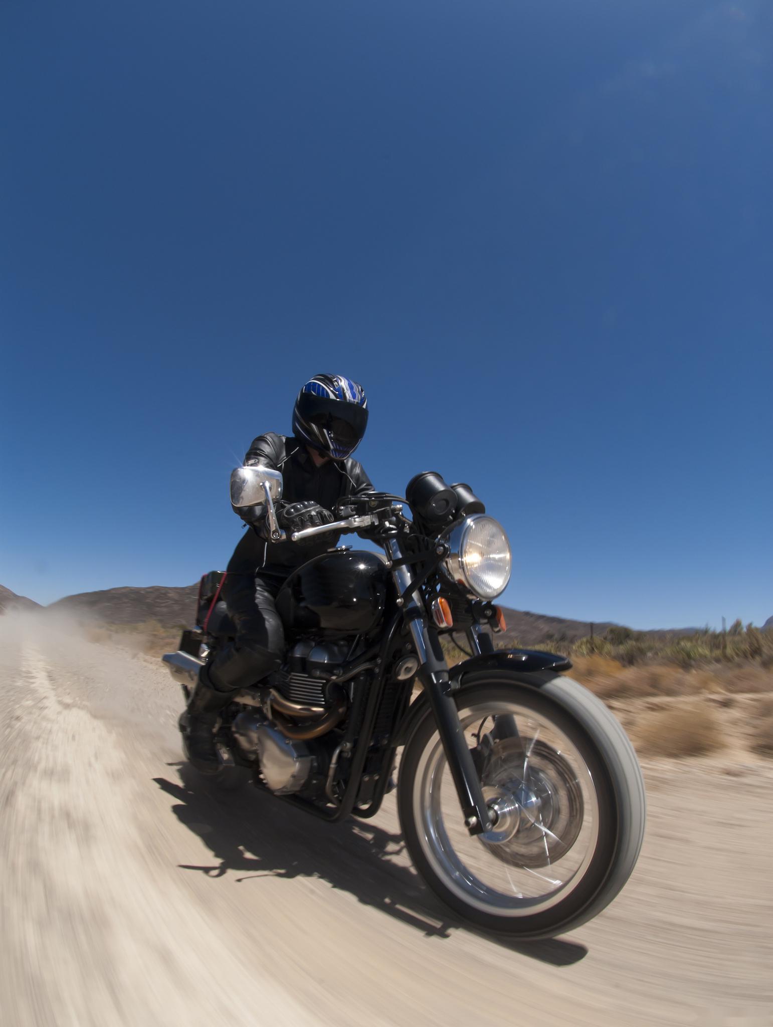 网传一网红骑摩托极速穿行隧道时遇险,重庆警方证实确有事故发生,驾驶