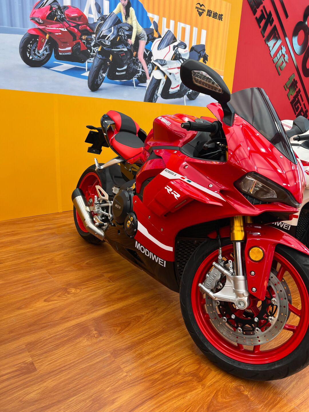 国产四缸杜卡迪到店!