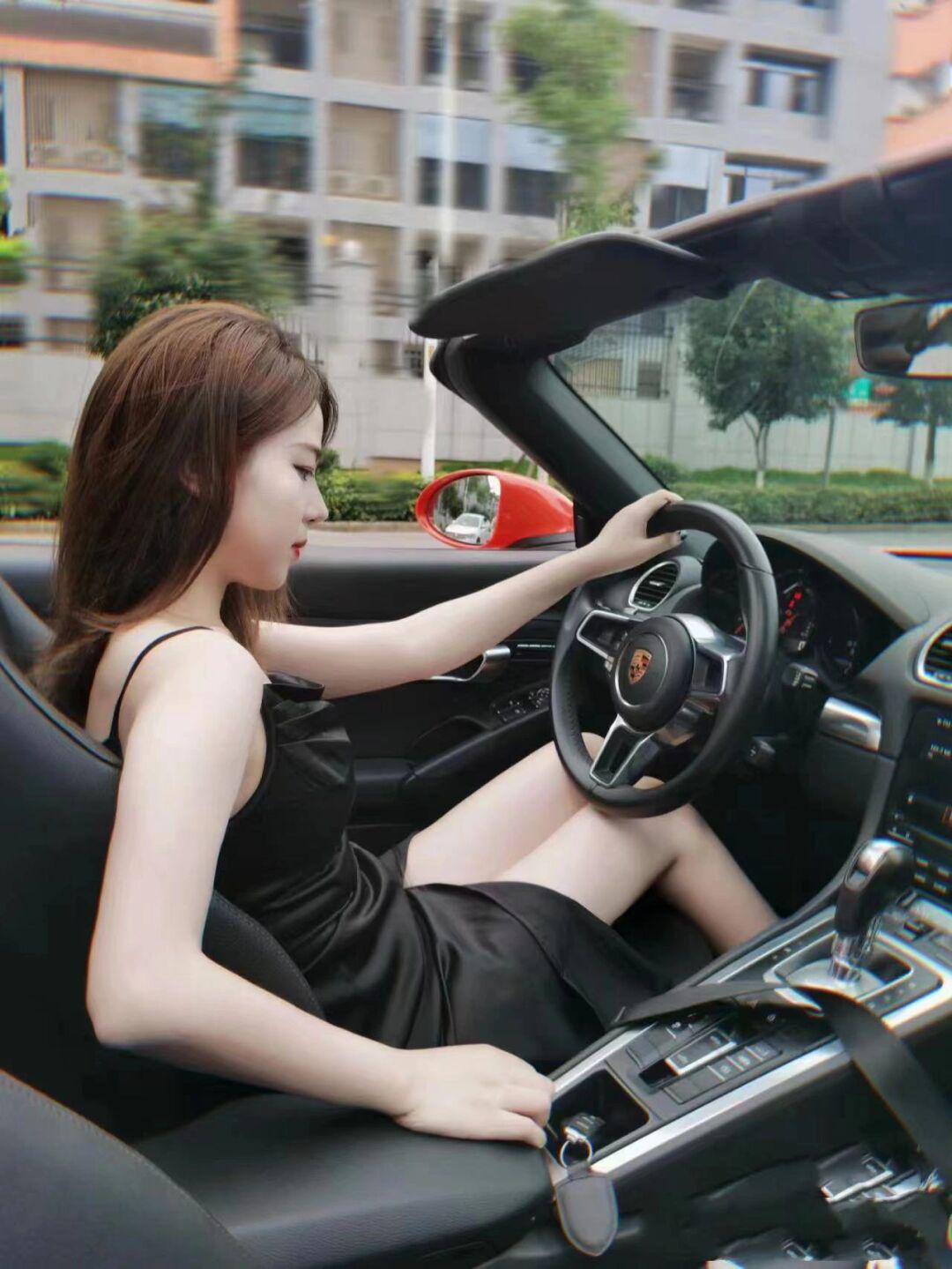 女孩子开保时捷718 boxster也太帅了吧