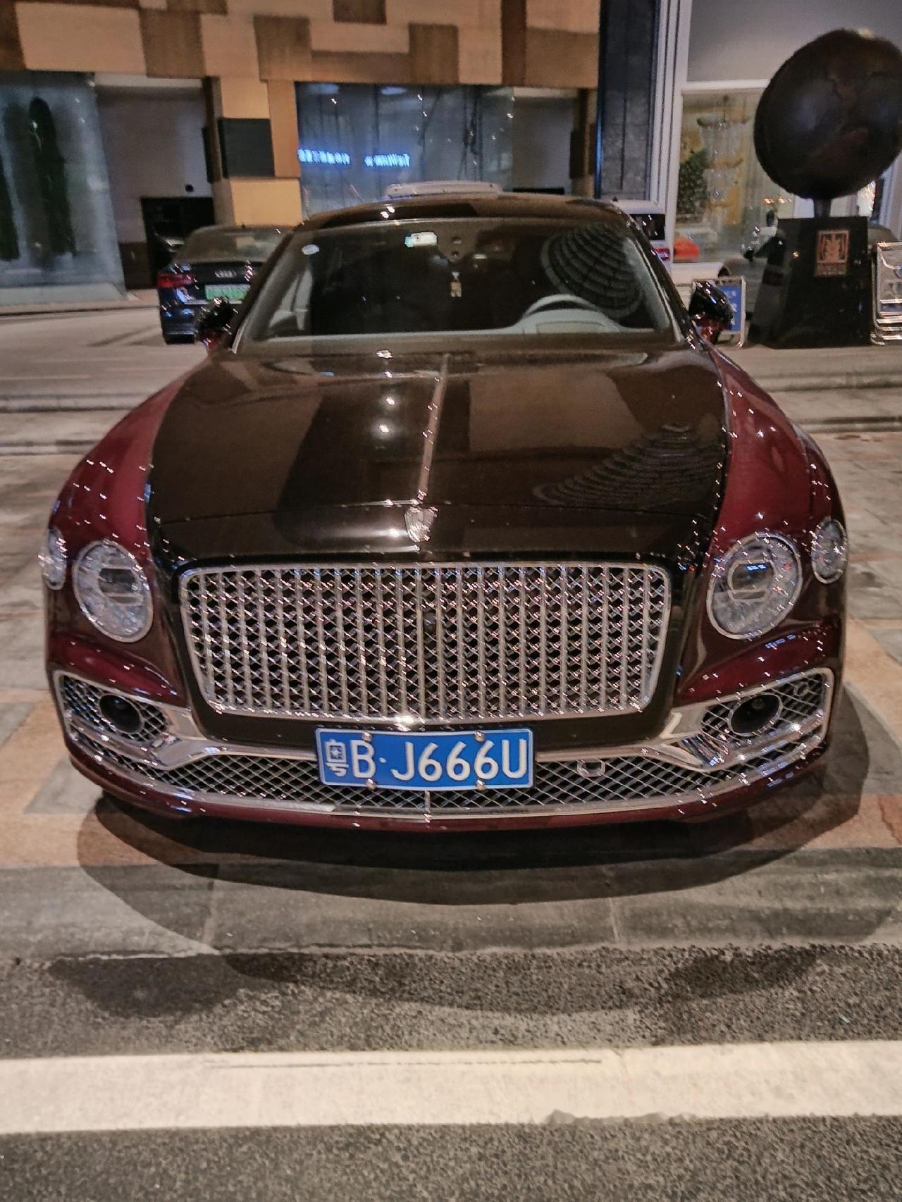 偶遇深圳顶级大佬开着酒红色新款宾利飞驰来利和威斯汀酒店谈项目,这