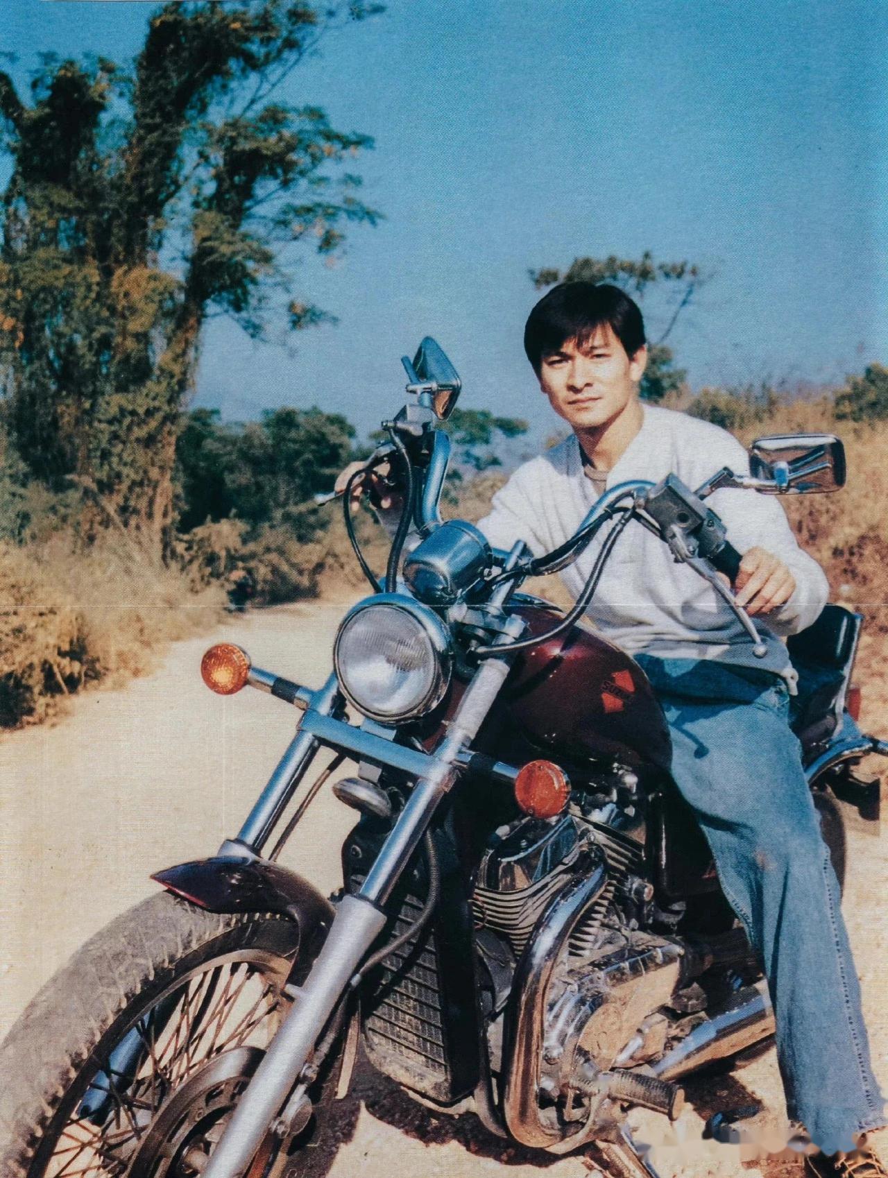 刘德华年轻时所拍的摩托车写真,一身休闲打扮的华哥正坐在一辆崭新的