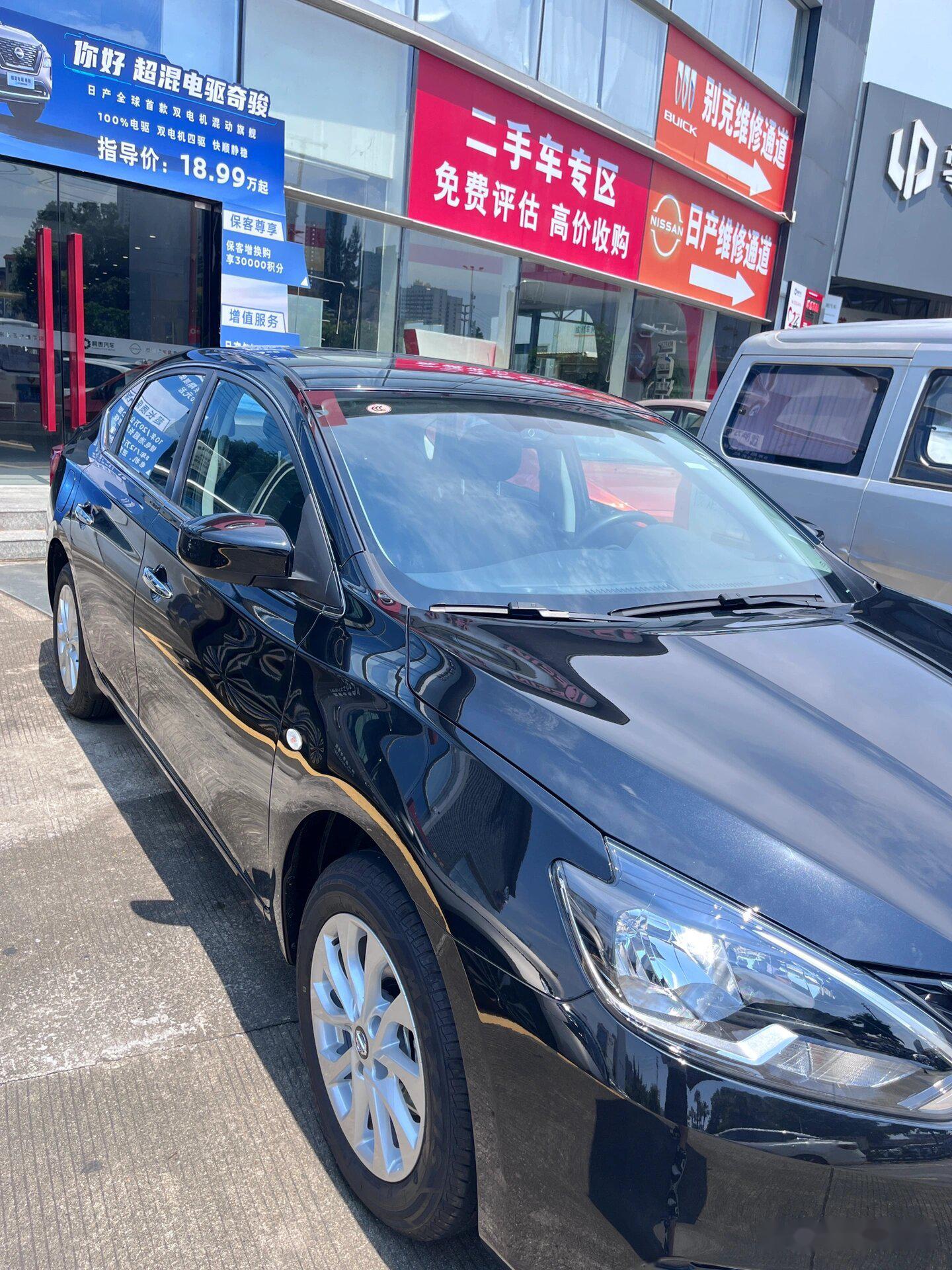 经典轩逸黑色也很酷 十万级家轿之称的经典轩逸,有两个配置可选 舒适