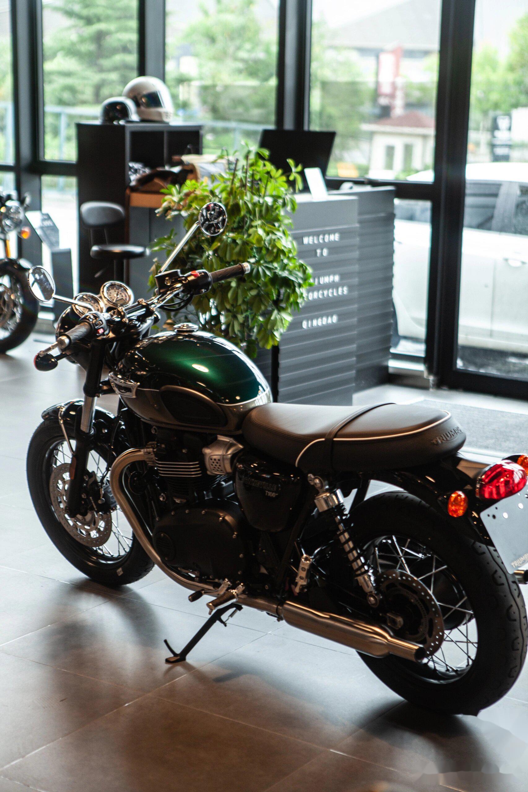 凯旋t100新配色 珍珠漆绿加银色双拼,手工腰线,经典的金属拉丝双仪表