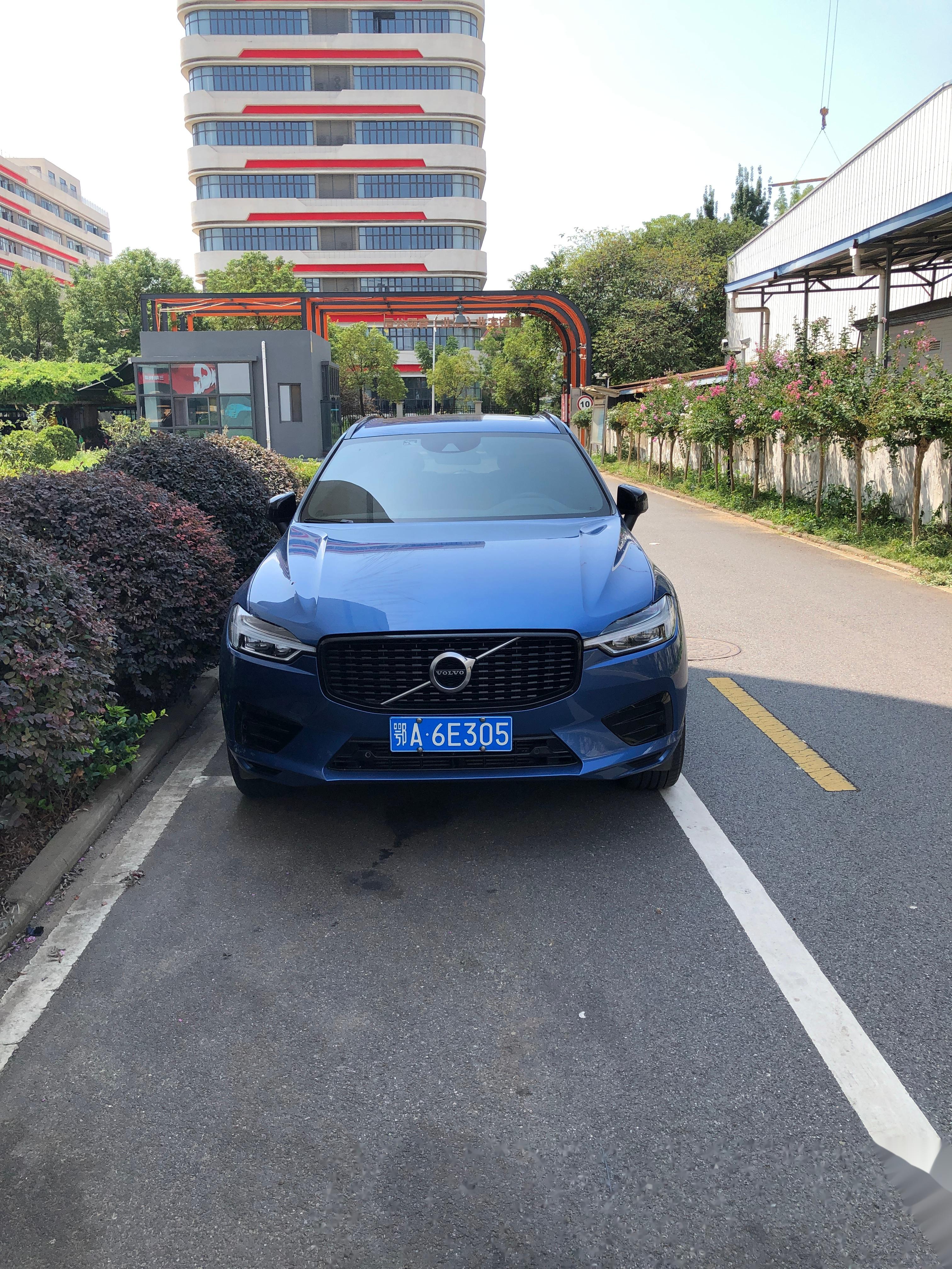 焰影蓝沃尔沃xc60,这颜色我还挺喜欢