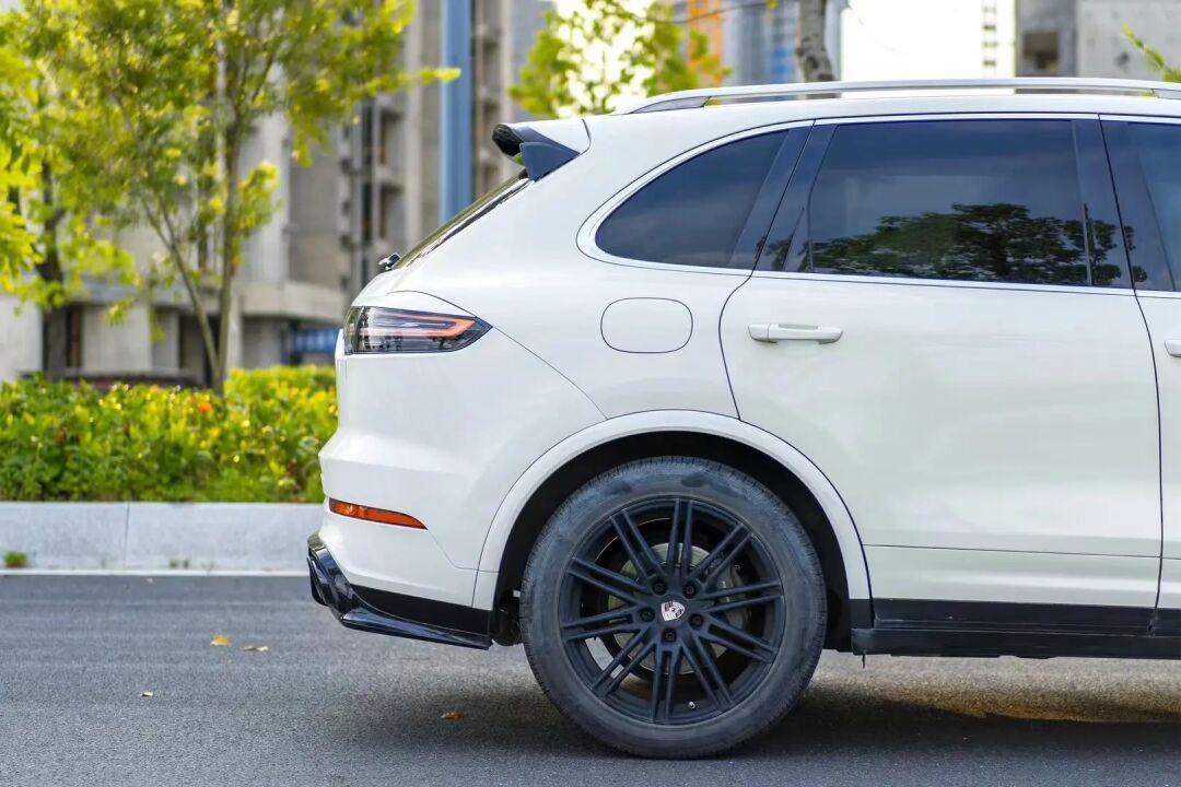 保时捷卡宴升级贯穿式尾灯,老款卡宴的福星