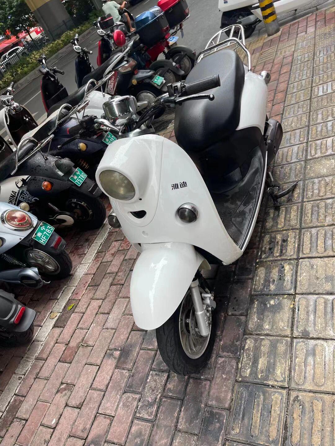 刚收雅迪精品龟车,成色如图,车况精品,证件齐全,支持交警叔叔查牌查车