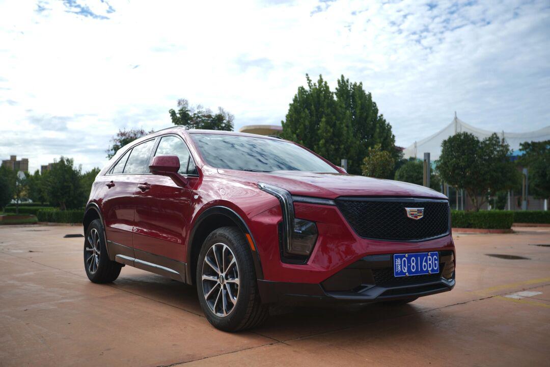 红色凯迪拉克xt4 2023款,时尚与科技的完美