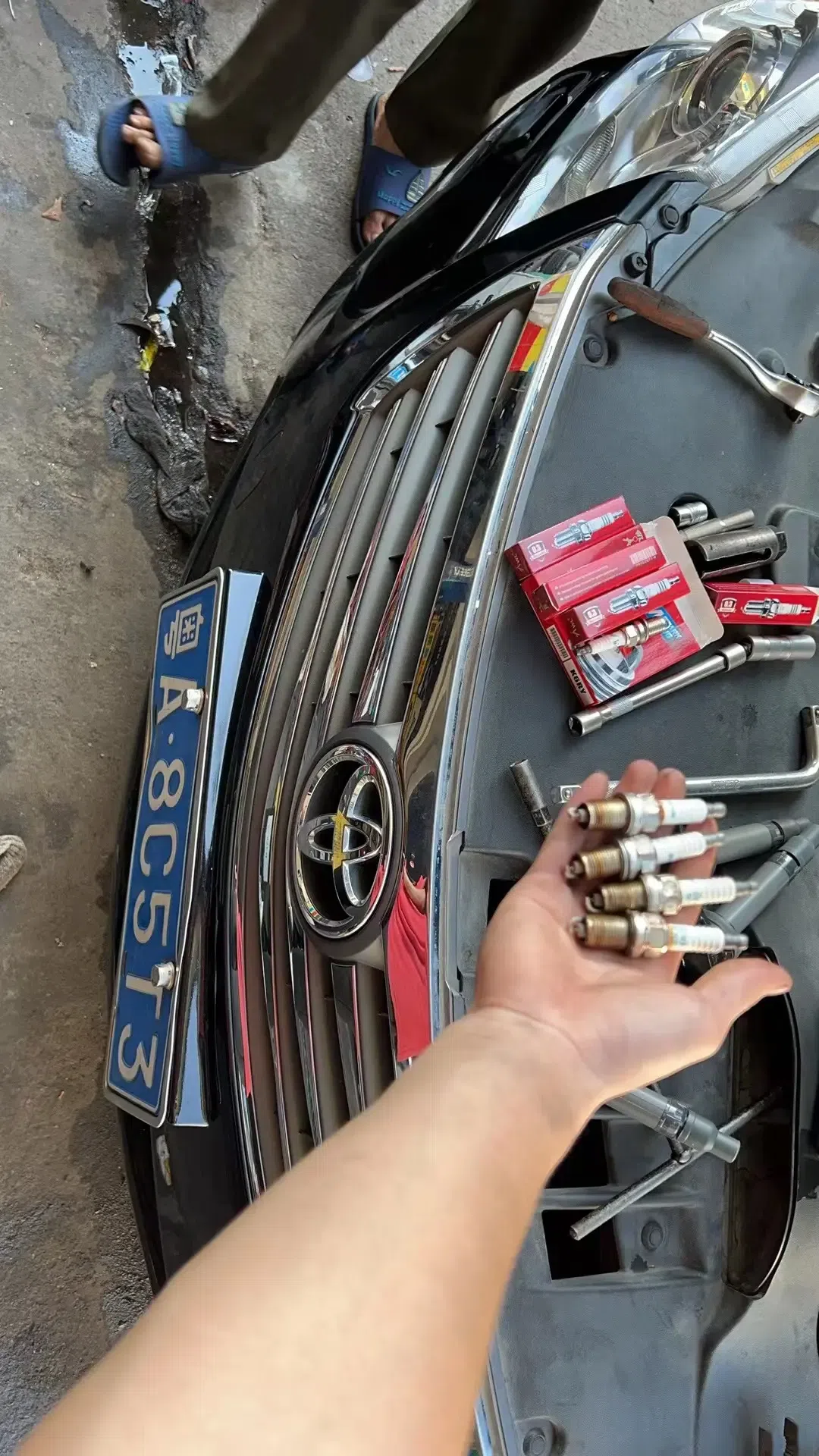 丰田凯美瑞故障表现:亮防滑灯,发动机故障灯,电脑故障码:c1201发动机