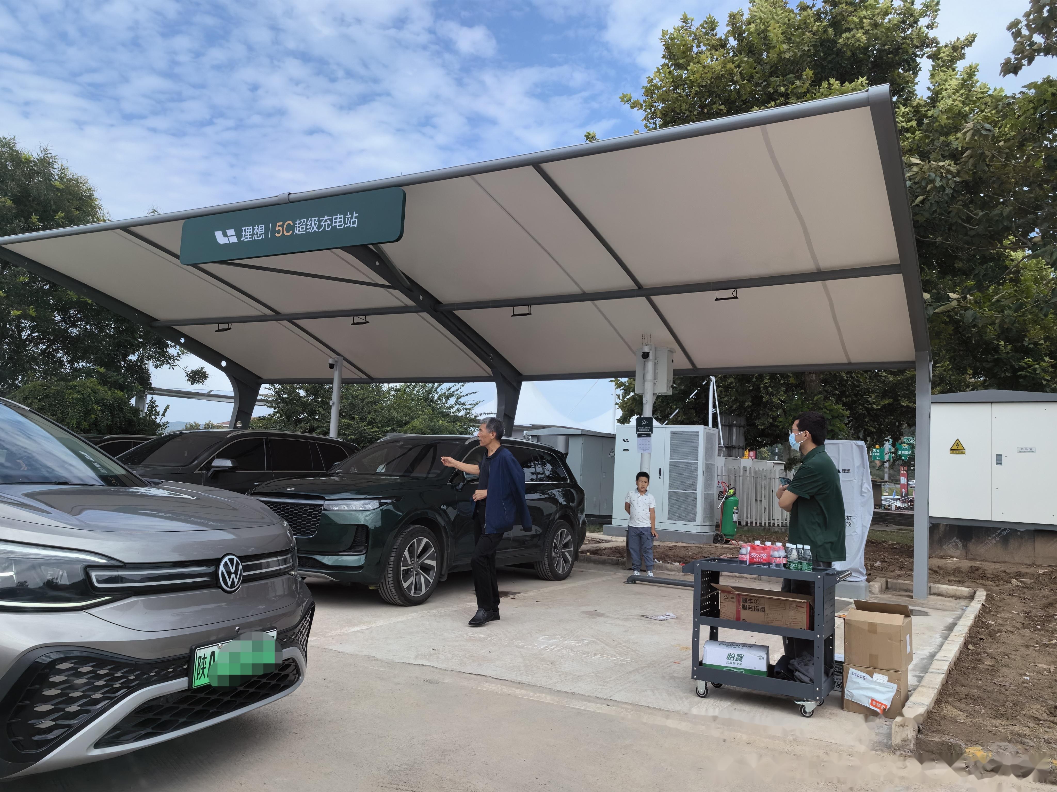 在河南巩义服务区充电 老汉ev充电功率拉满了 这边新增了理想的充电桩