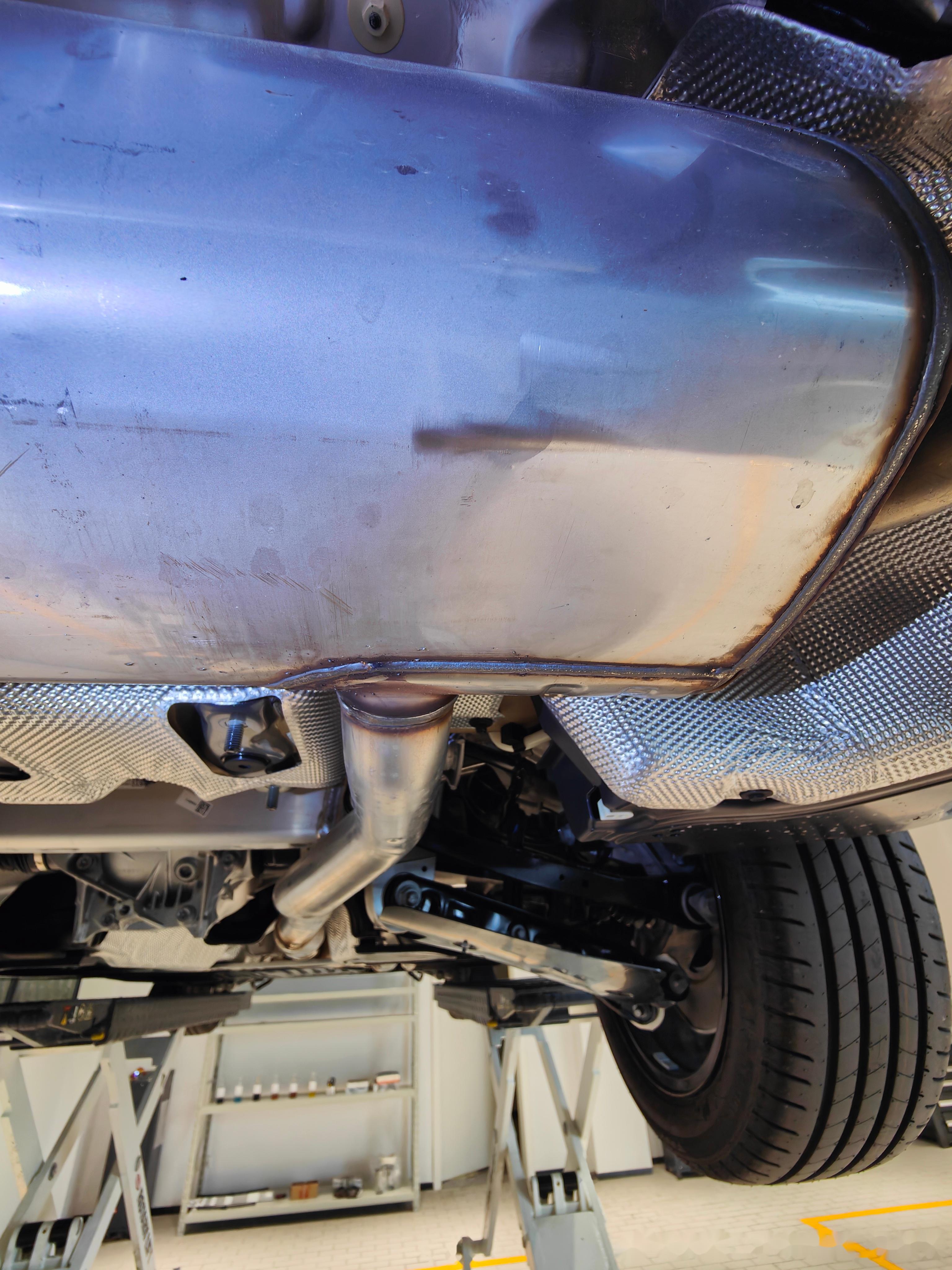 宝马5系新车检测走一台 外观细微划痕(前保险杠,右前翼子板,后保险杠)