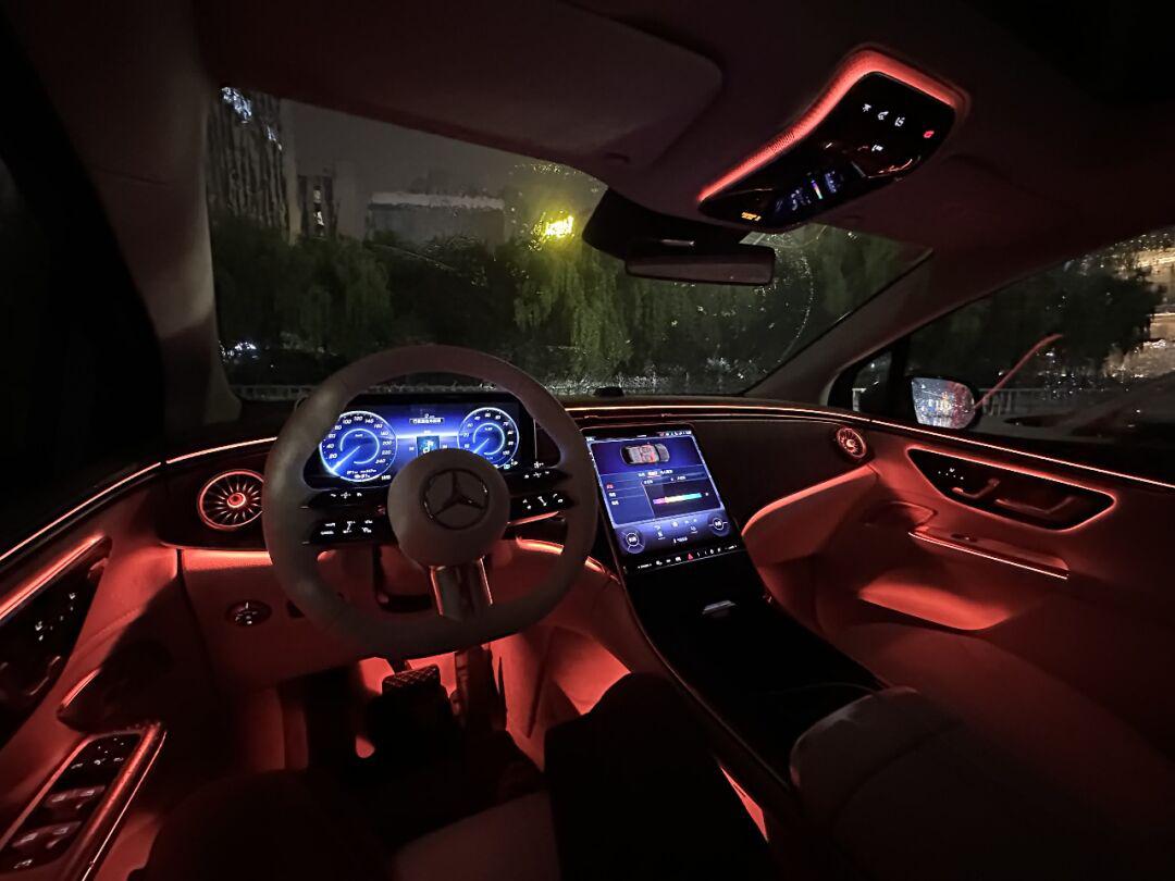 eqe suv氛围灯,让你的出行更加精彩96