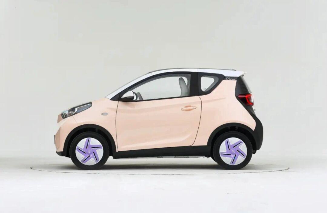 奇瑞小蚂蚁多款车身颜色供您挑选 车身小巧好开好停,在城市当中任意