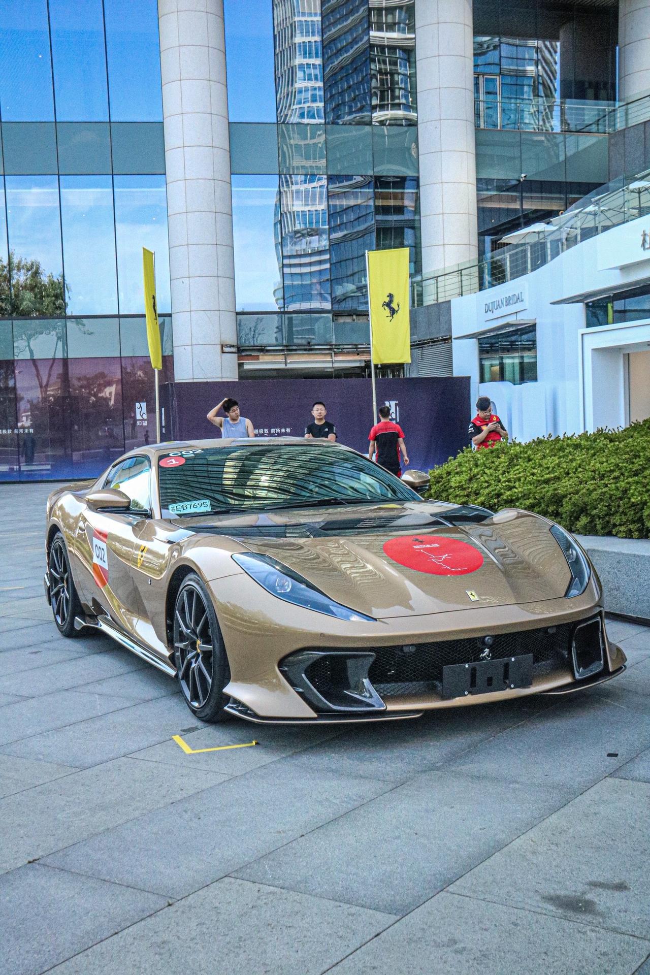 法拉利812competizione 价值1千多万的赛道猛兽 外观真的是太帅了