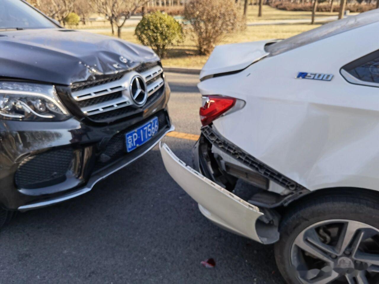 新车被追尾,奥迪q5l安然无恙,连交警都说