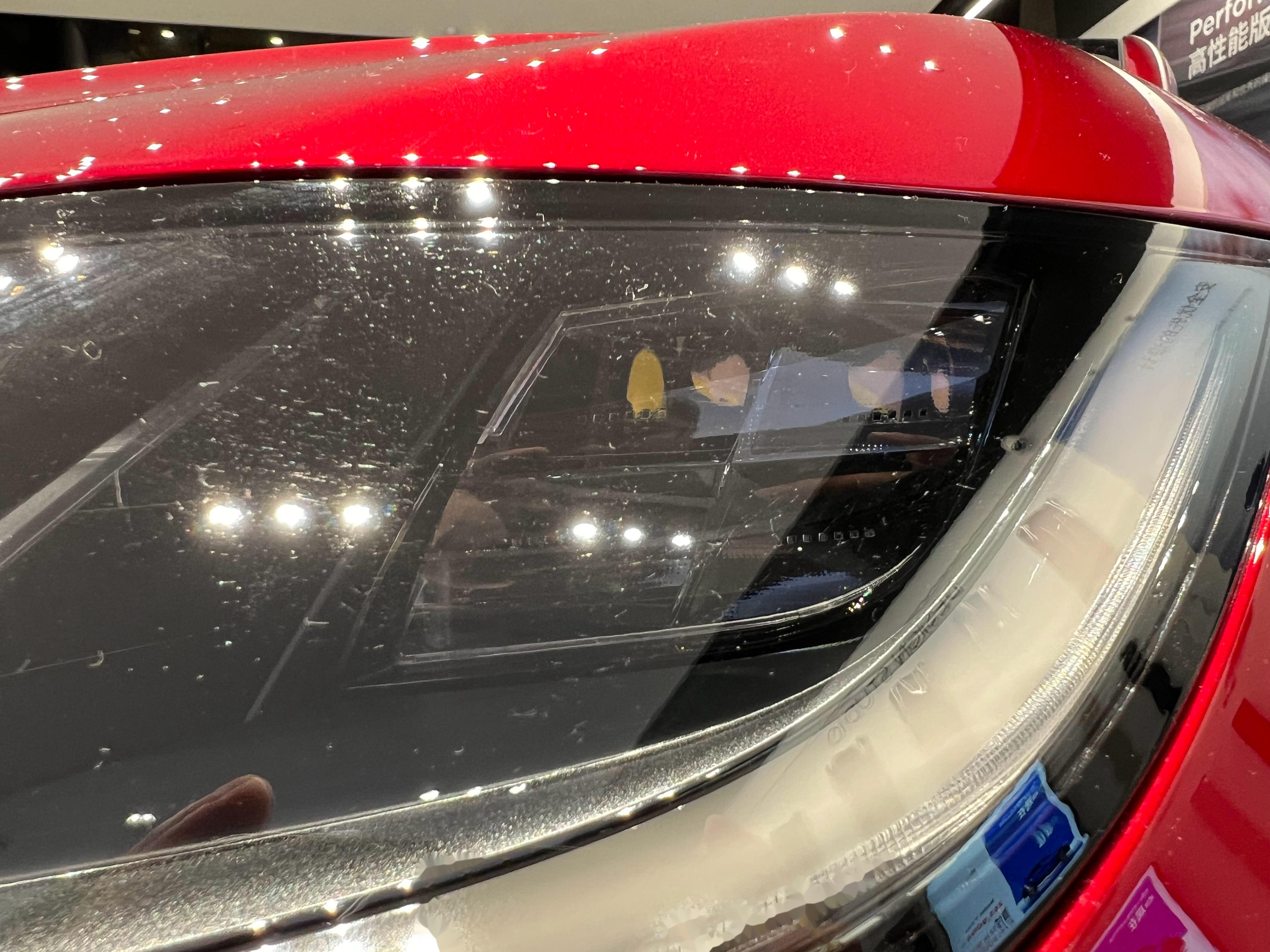 十八线汽车博主第一次看特斯拉毛豆3新款体验. 前后灯改款了很帅!