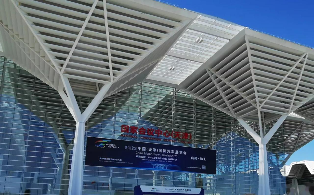 天津大道的正门是国家会展中心(天津),坐摆渡车从国展路大