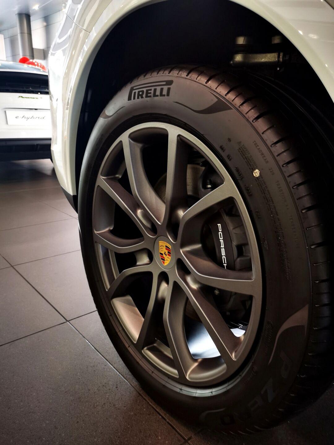 99 哇 05 24款卡宴现车 | 细花白金属漆