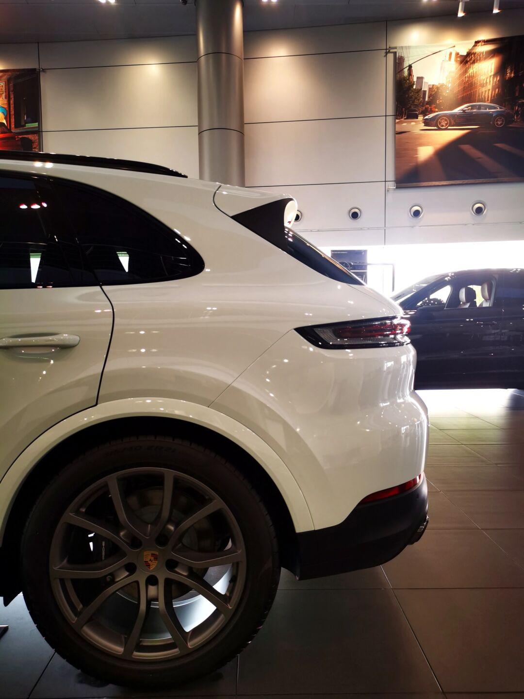 99 哇 05 24款卡宴现车 | 细花白金属漆