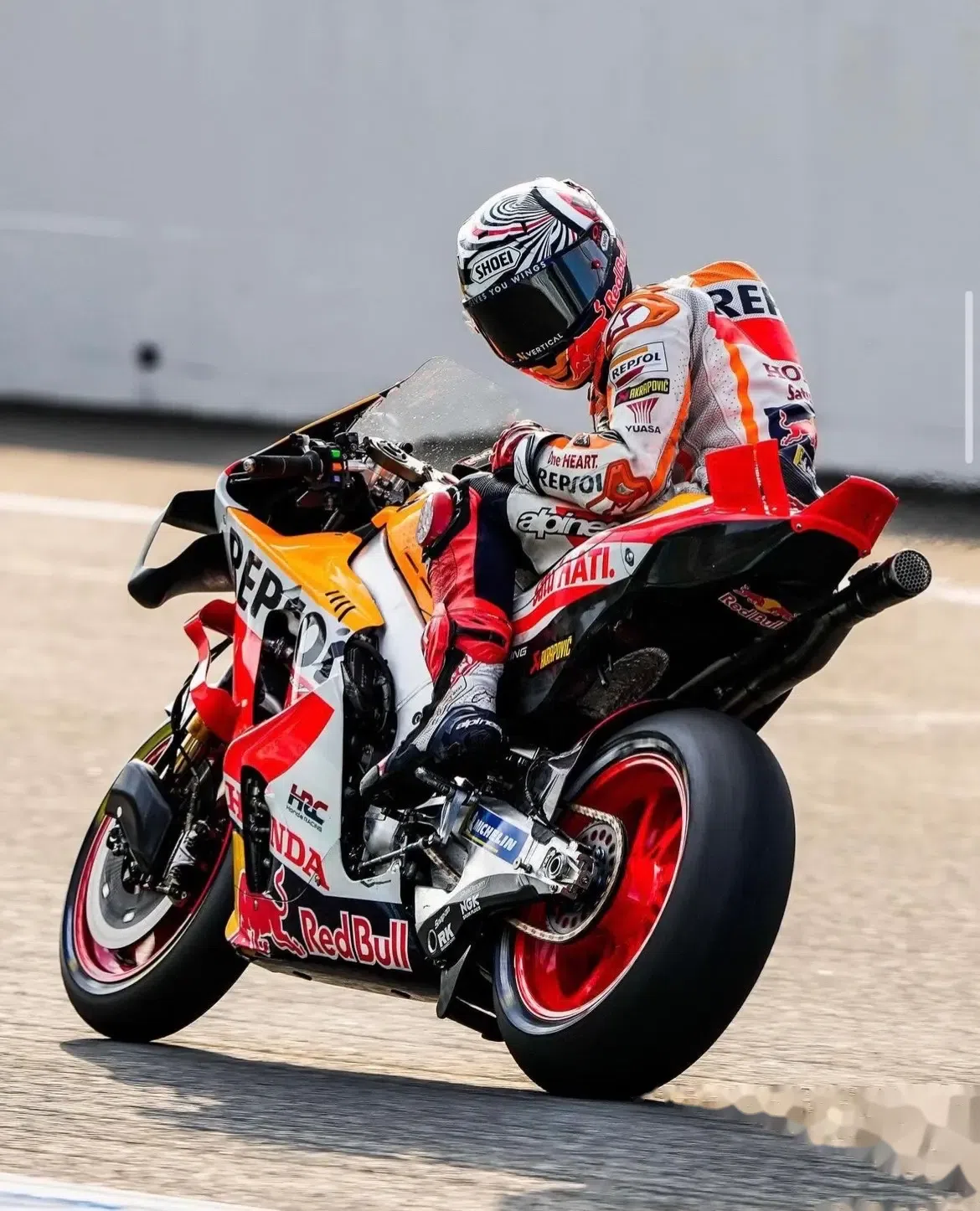 马奎斯 结束了在11年的职业生涯,拿下了5个三冠王,59场的胜利,101个