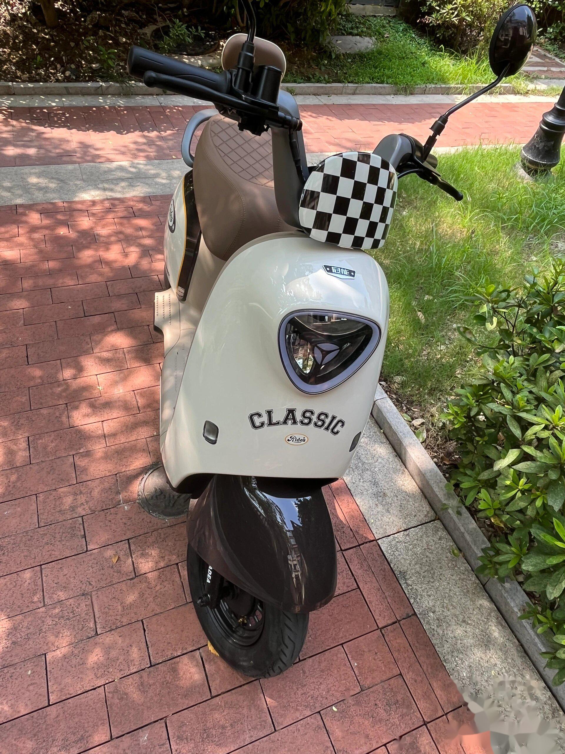 雅迪冠能系列dg7,颜值高好骑 出雅迪冠能dg7,上周五刚刚买的 小区车子