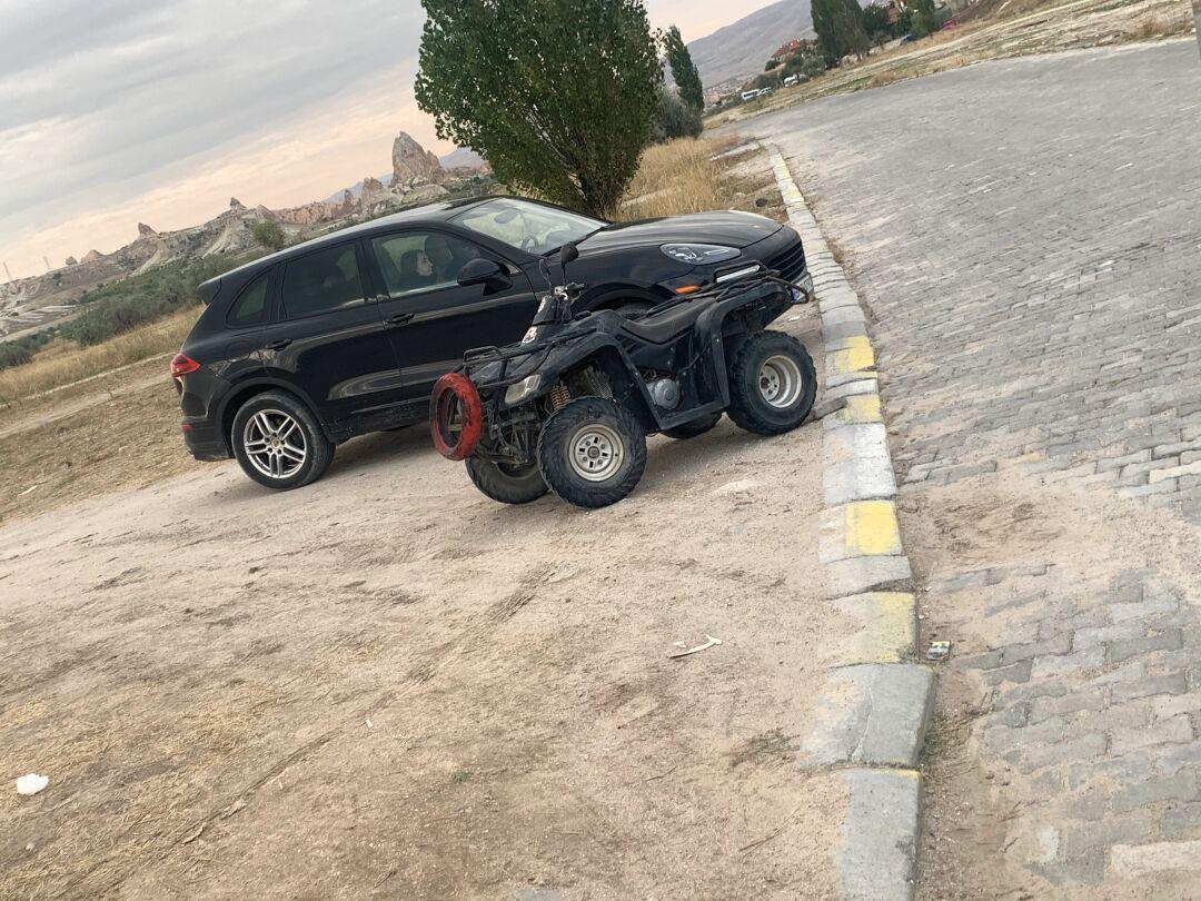 卡帕atv越野摩托车撞上了保时捷6015