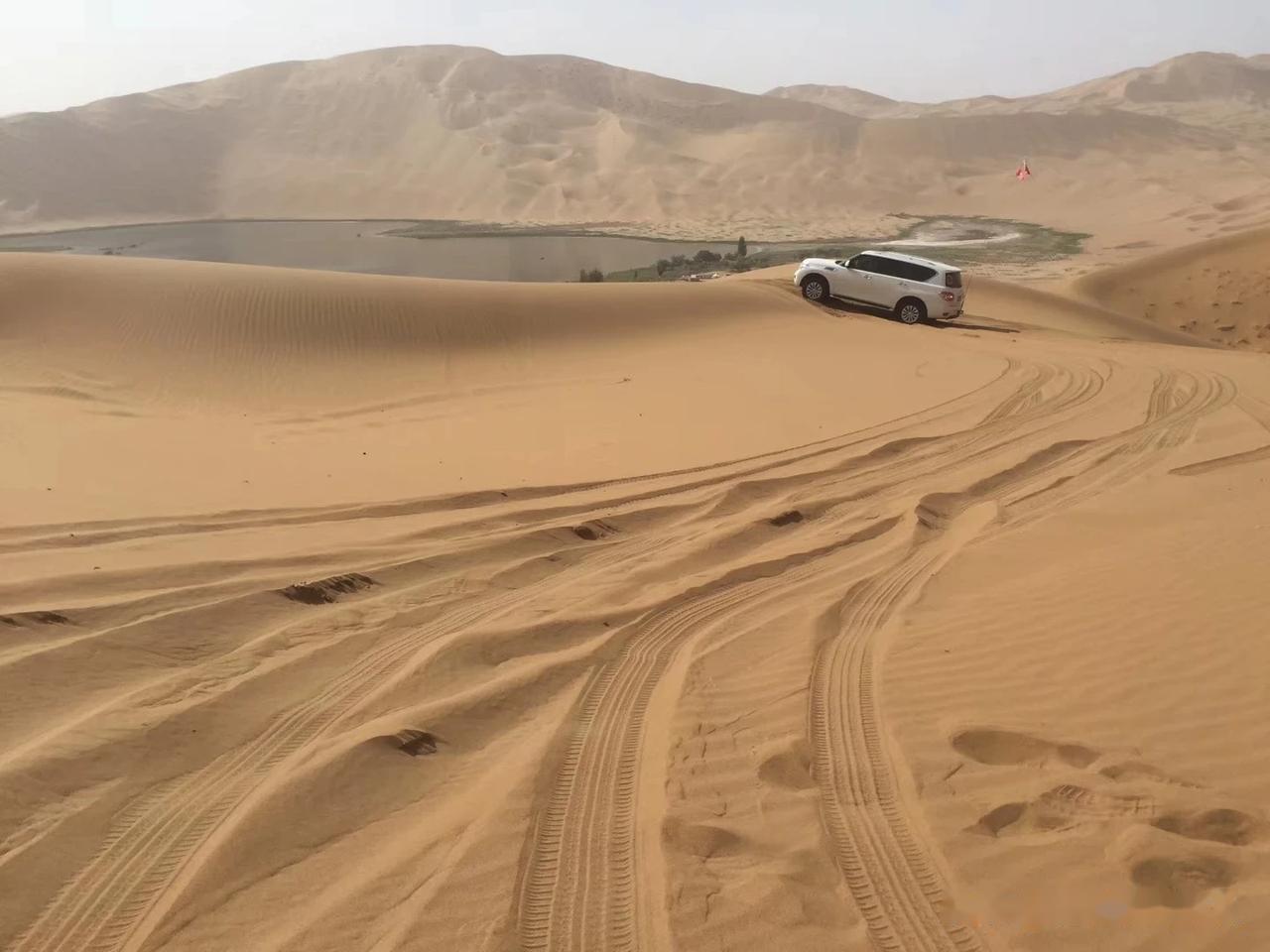 我喜欢长期在车里放两件旧军大衣,这