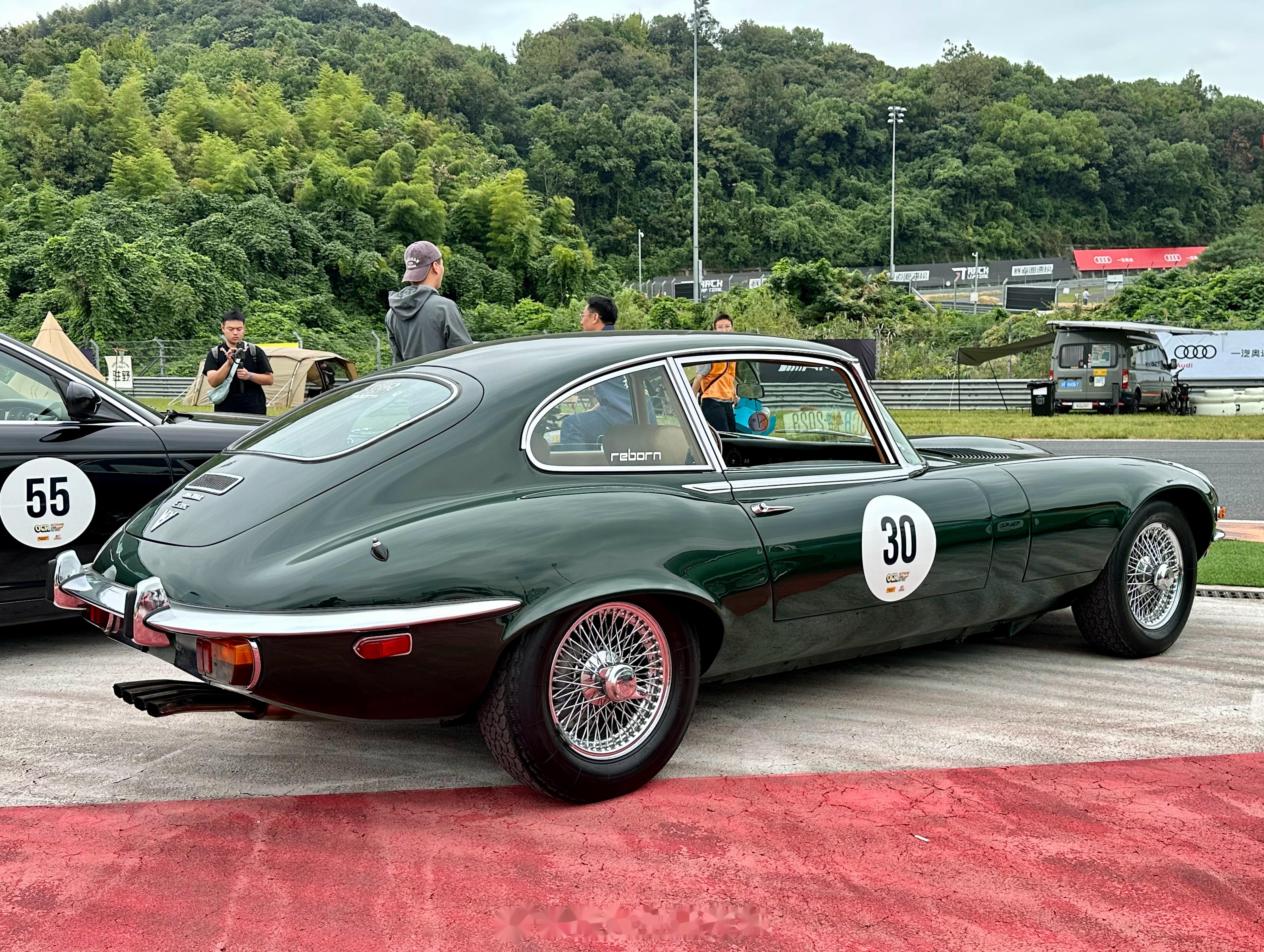 最美捷豹e-type v12.