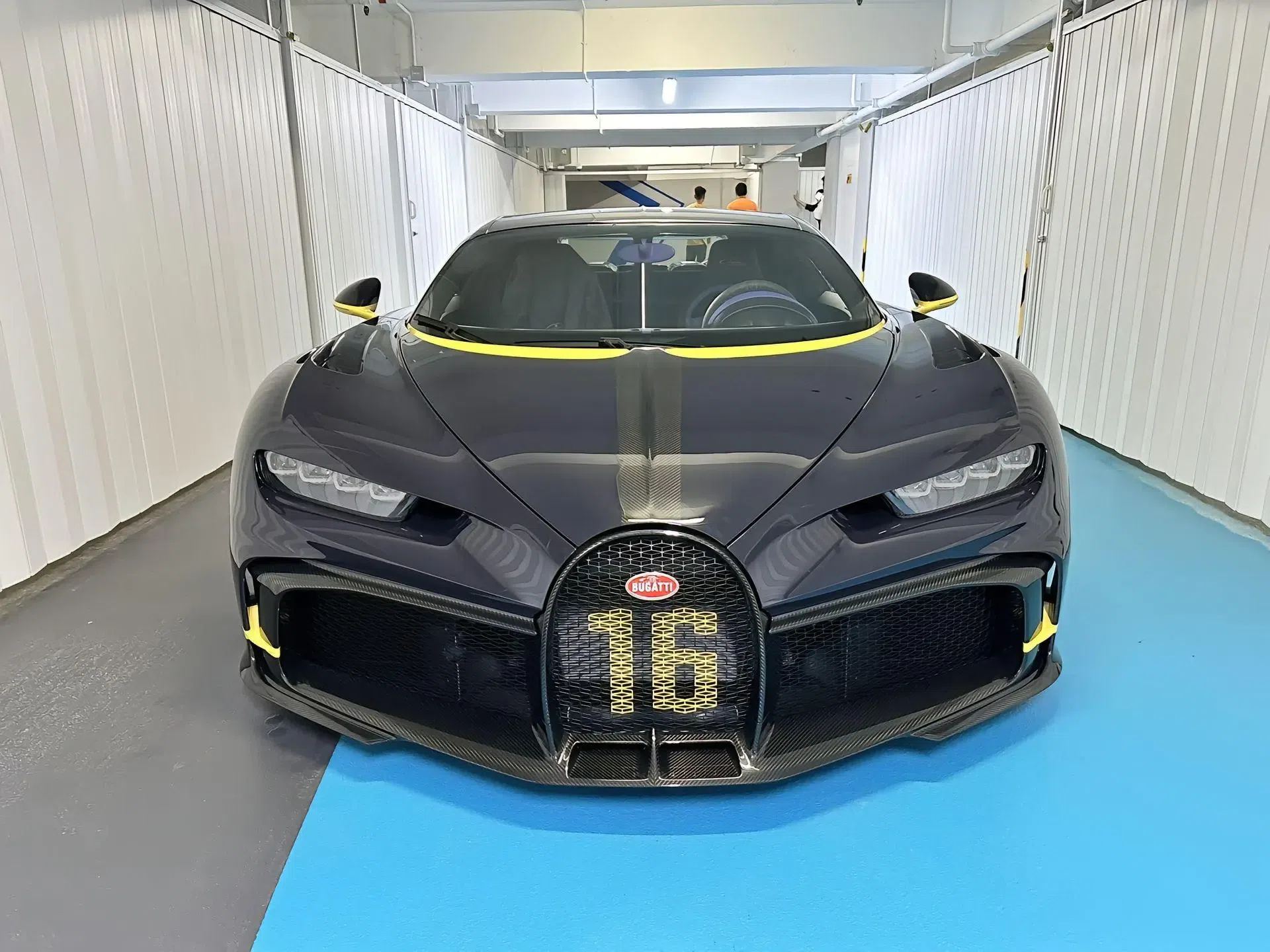 目前国内出现过5台布加迪,深圳就占了两辆,太帅了不愧是布加迪