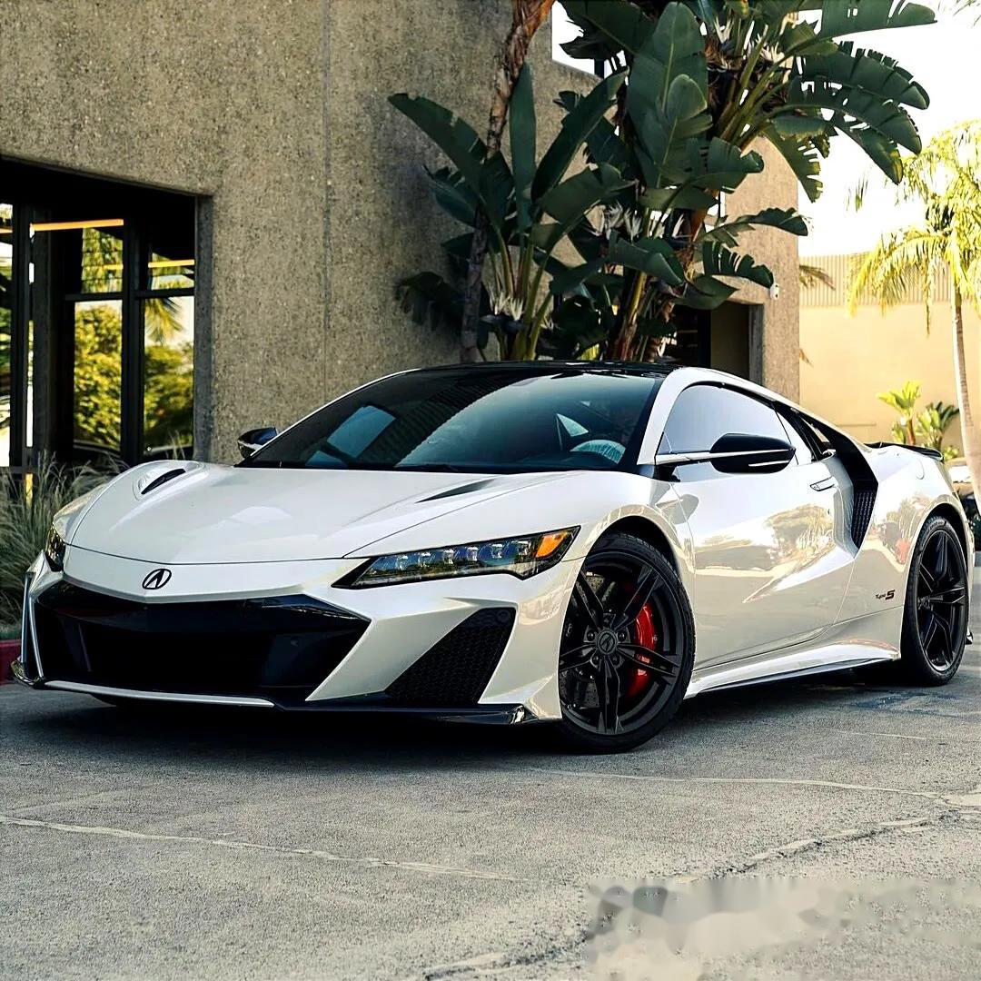 讴歌 nsx 是日本国宝级的跑车之一,采用中置后驱