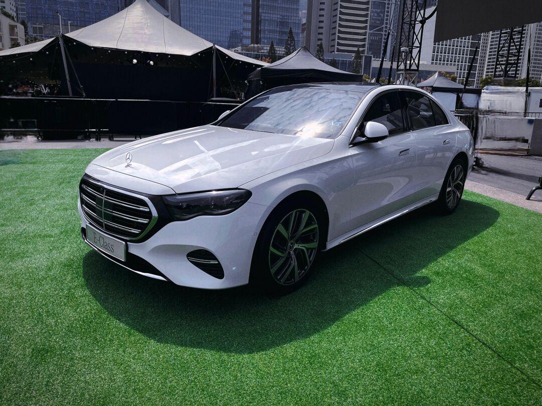 奔驰长轴e级车(v214)今日内地亮相