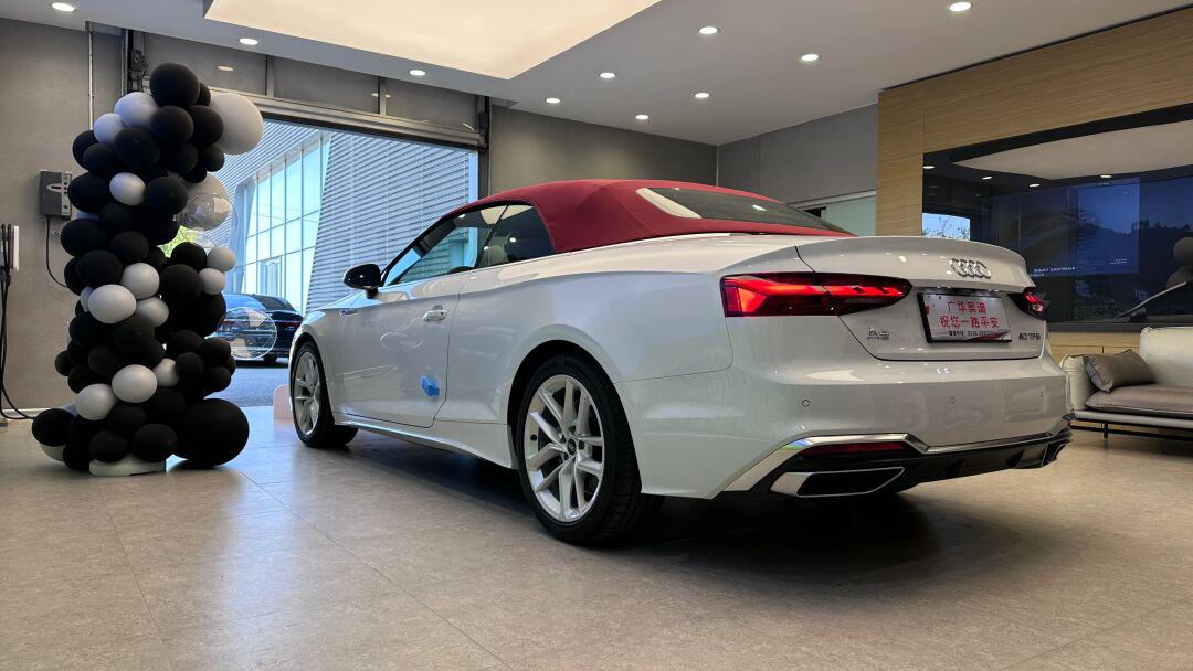 939393奥迪白色车身红色顶棚四门轿跑