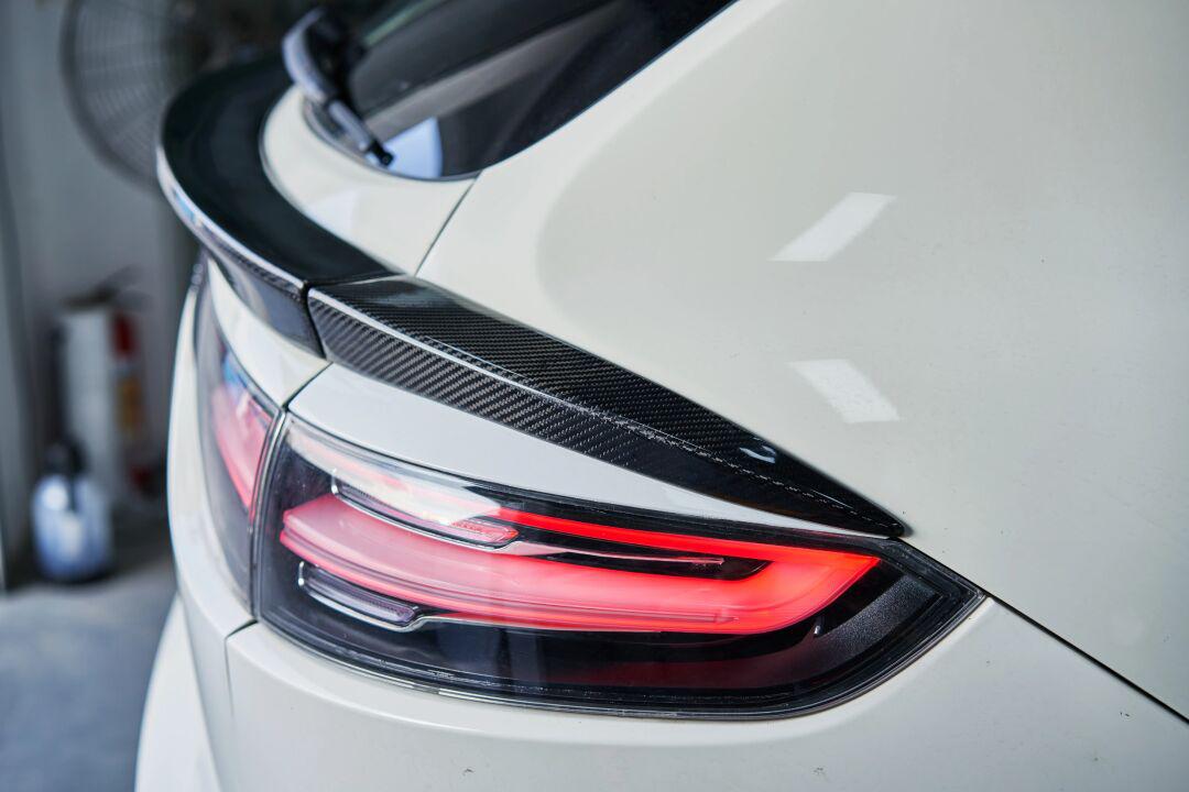 卡宴958老改新23款贯穿尾灯