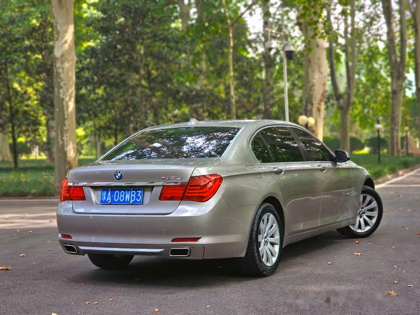 哇,真是让人惊艳的土豪金色宝马7系轿车!