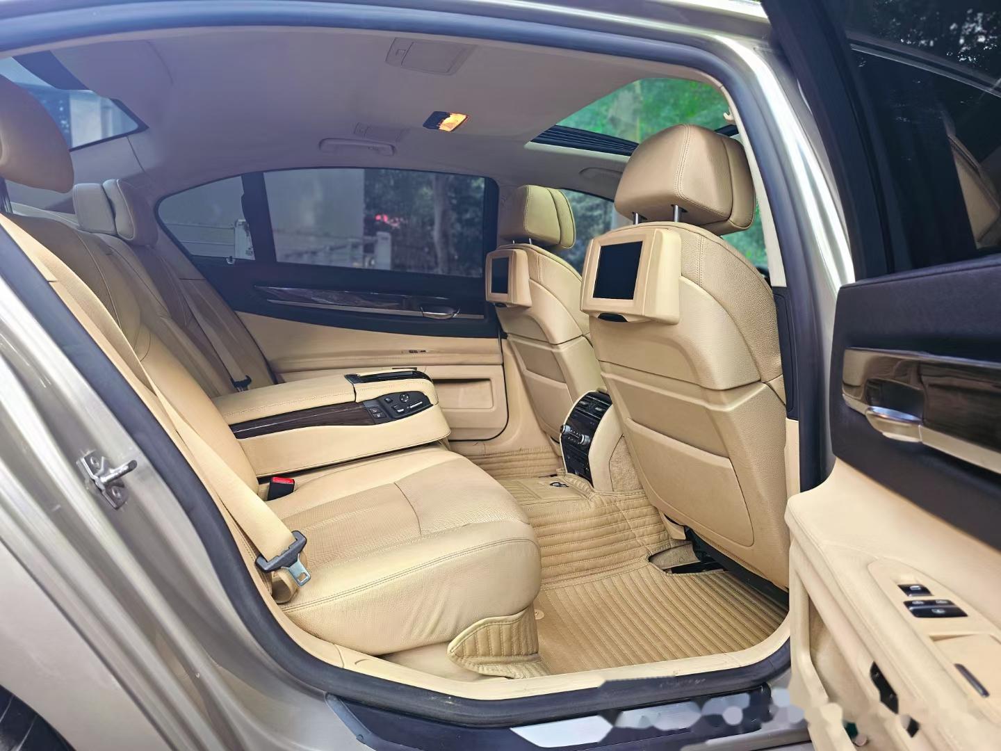 哇,真是让人惊艳的土豪金色宝马7系轿车!