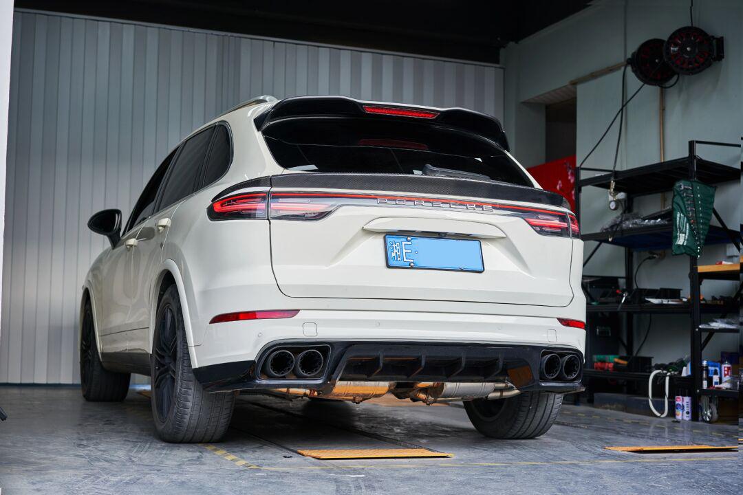 卡宴958老改新23款贯穿尾灯