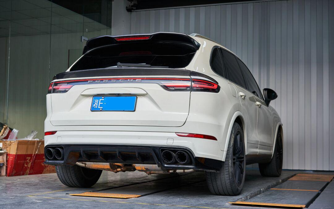 卡宴958老改新23款贯穿尾灯