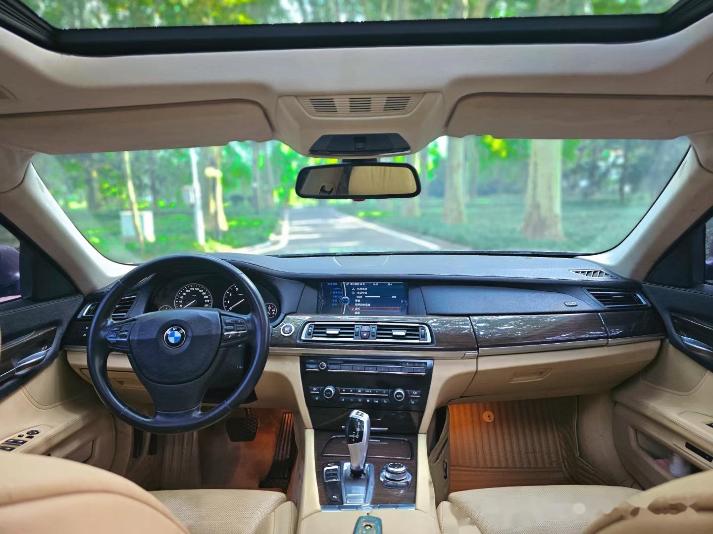 哇,真是让人惊艳的土豪金色宝马7系轿车!