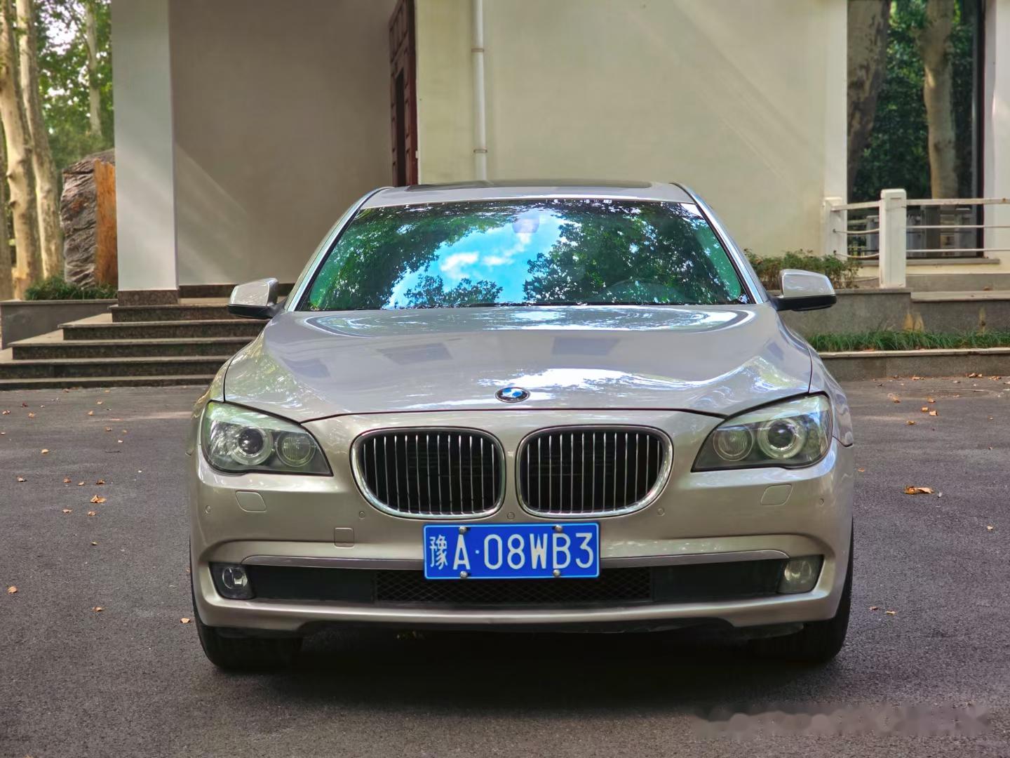 哇,真是让人惊艳的土豪金色宝马7系轿车!