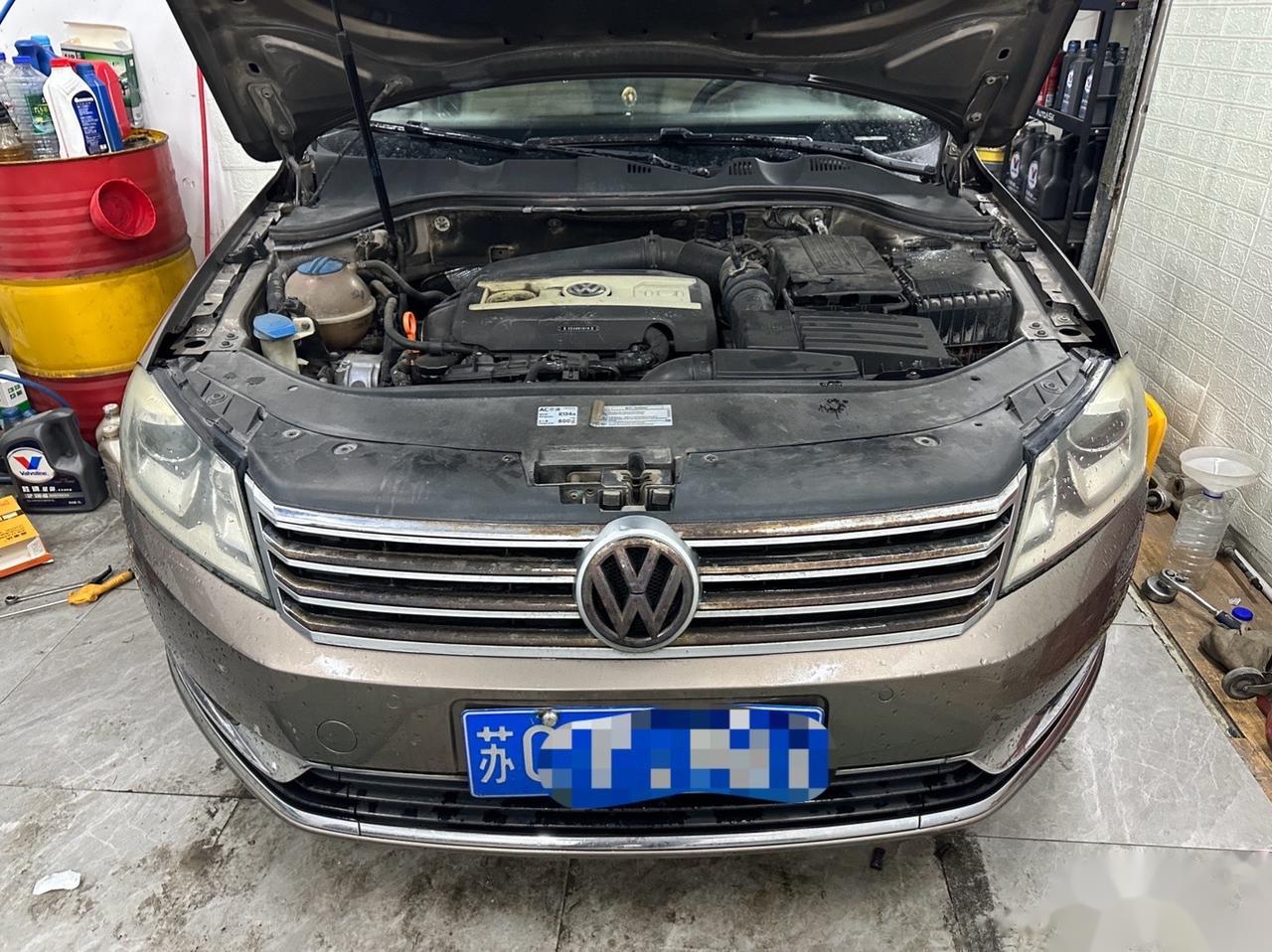 大众迈腾更换前保险杠中网