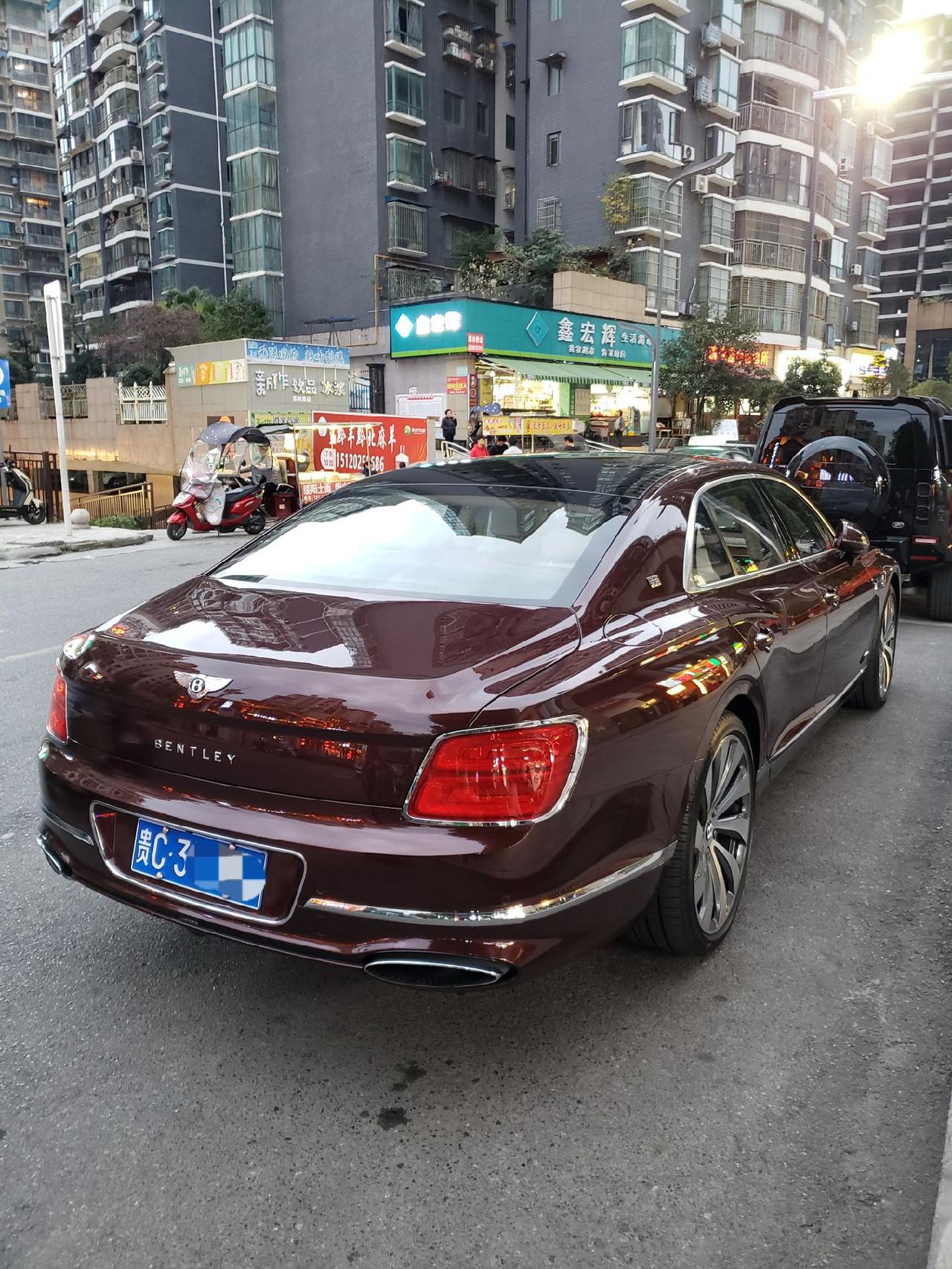 酒红色的宾利飞驰略显尊贵 此车搭载6.