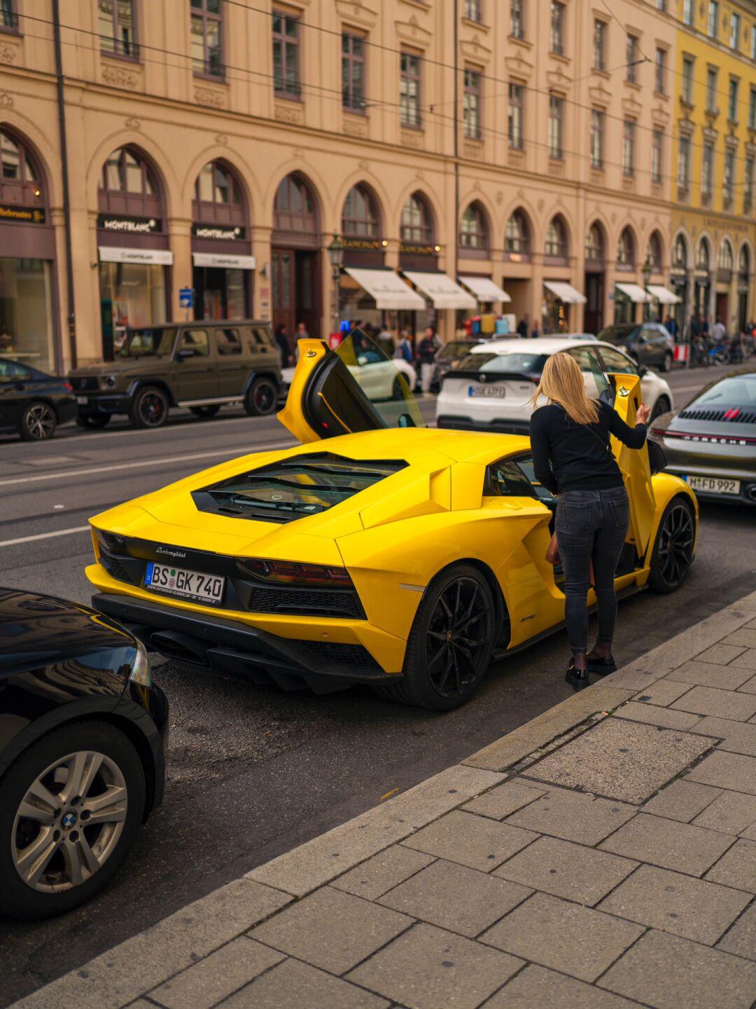 又到了最爱的扫街环节—兰博基尼aventador s