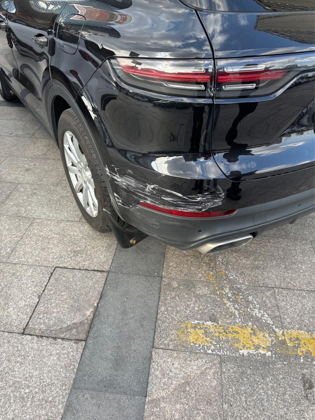 新车第一次出险就蹭了保时捷卡宴0909